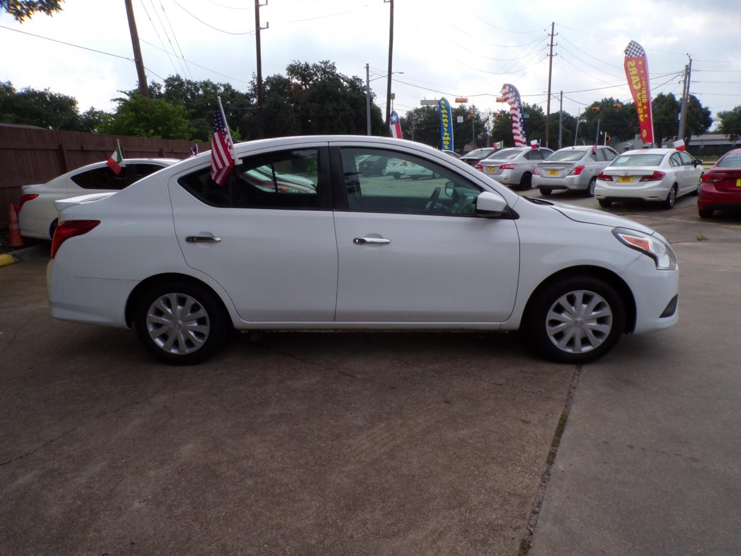 2019 Nissan Versa Sedan SV photo 4