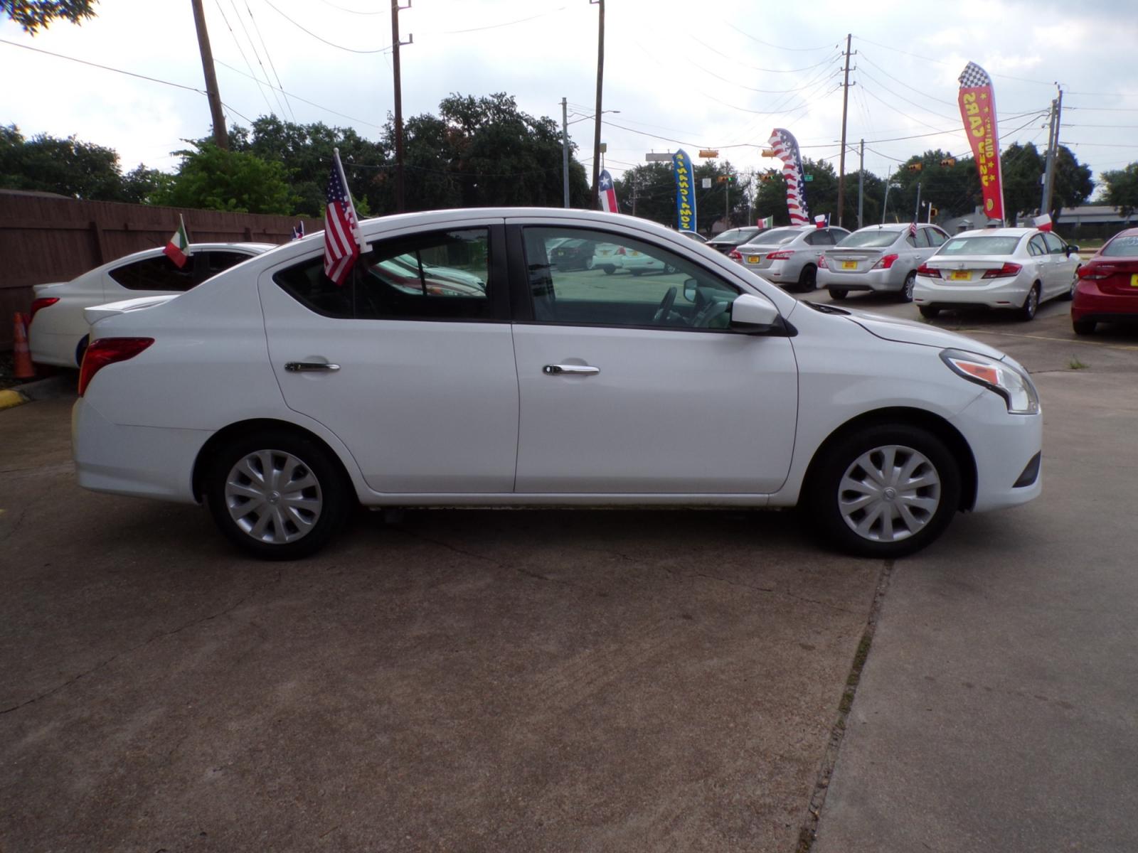 2019 Nissan Versa Sedan SV photo 3