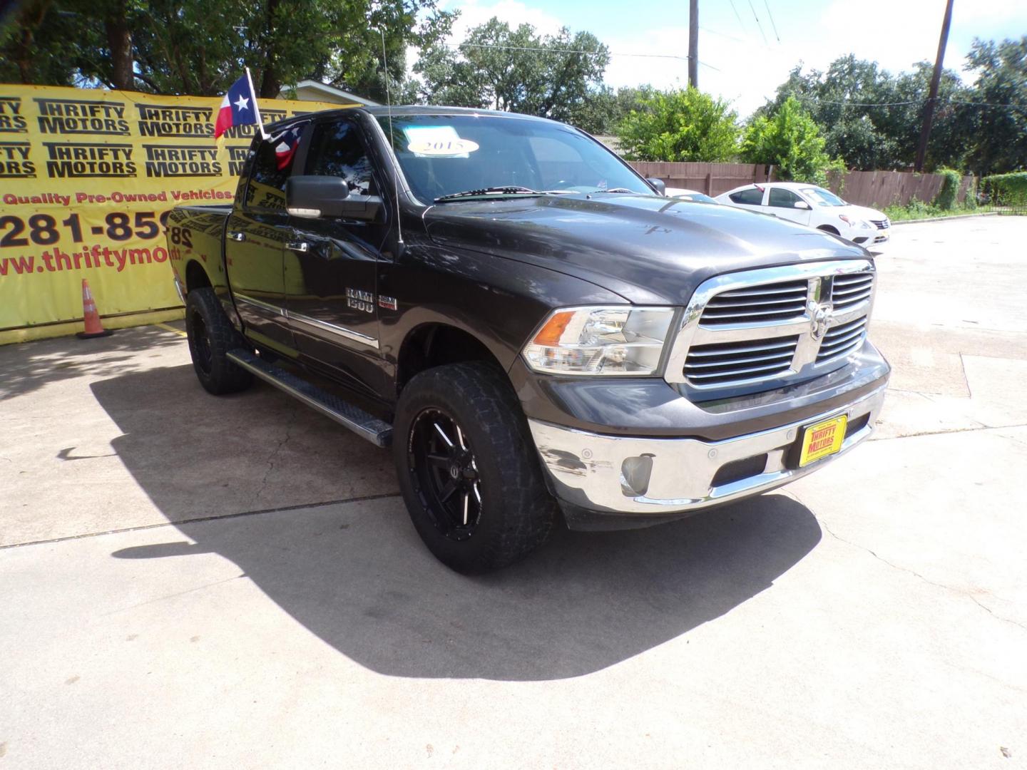 2015 RAM 1500 SLT Crew Cab SWB 2WD (1C6RR6LT2FS) with an 5.7L V8 OHV 16V engine, 6-Speed Automatic transmission, located at 16710 Clay Rd., Houston, TX, 77084, (281) 859-7900, 29.834864, -95.656166 - Photo#2