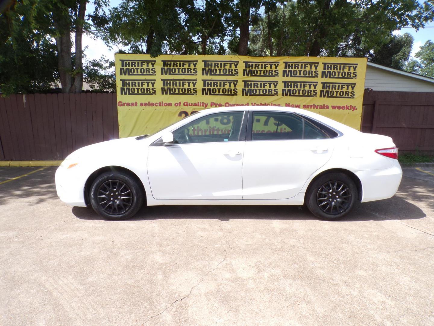 2015 Toyota Camry SE (4T1BF1FK3FU) with an 2.5L L4 DOHC 16V engine, 6-Speed Automatic transmission, located at 16710 Clay Rd., Houston, TX, 77084, (281) 859-7900, 29.834864, -95.656166 - Photo#0