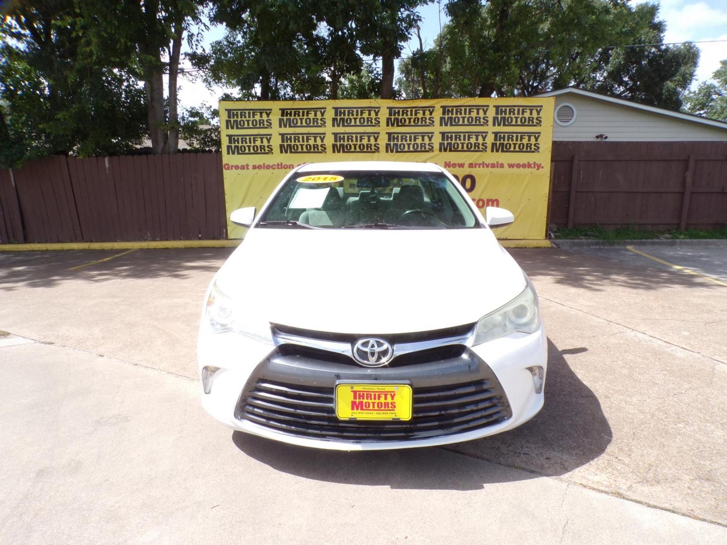 2015 Toyota Camry SE (4T1BF1FK3FU) with an 2.5L L4 DOHC 16V engine, 6-Speed Automatic transmission, located at 16710 Clay Rd., Houston, TX, 77084, (281) 859-7900, 29.834864, -95.656166 - Photo#1