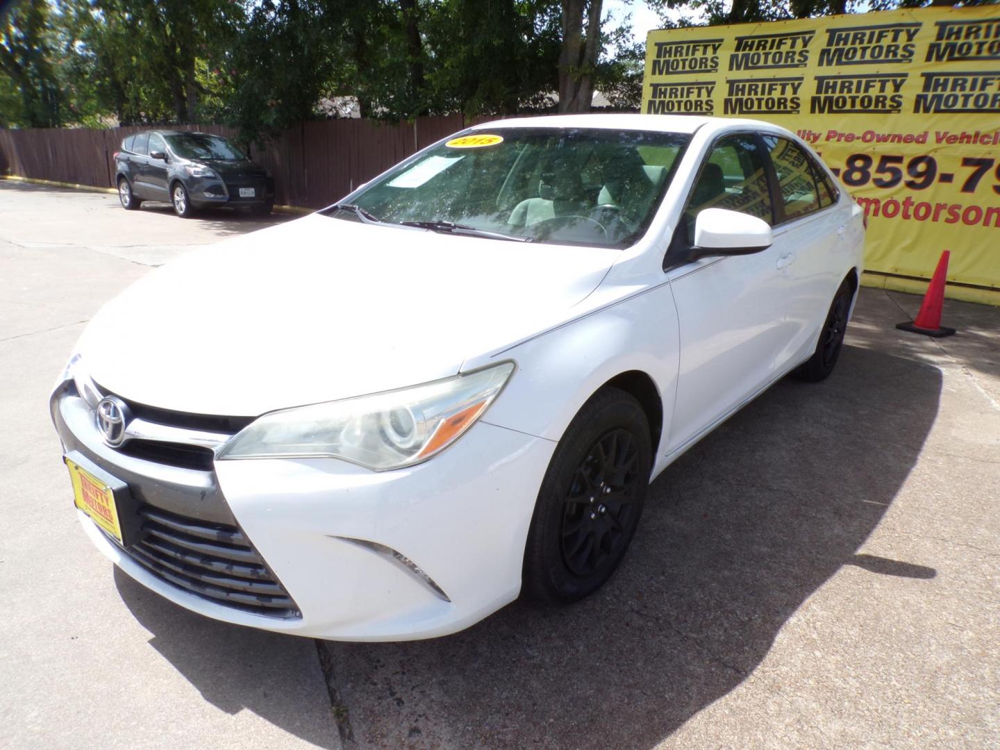 2015 Toyota Camry SE (4T1BF1FK3FU) with an 2.5L L4 DOHC 16V engine, 6-Speed Automatic transmission, located at 16710 Clay Rd., Houston, TX, 77084, (281) 859-7900, 29.834864, -95.656166 - Photo#3