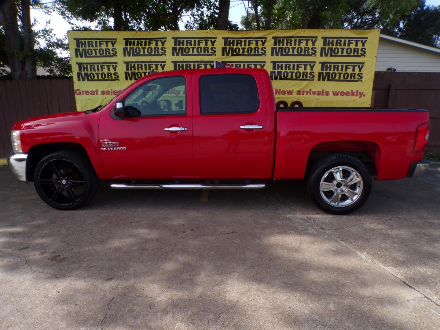 2013 Chevrolet Silverado 1500 LT Crew Cab 2WD (3GCPCSE02DG) with an 5.3L V8 OHV 16V FFV engine, 6-Speed Automatic transmission, located at 16710 Clay Rd., Houston, TX, 77084, (281) 859-7900, 29.834864, -95.656166 - Photo#0