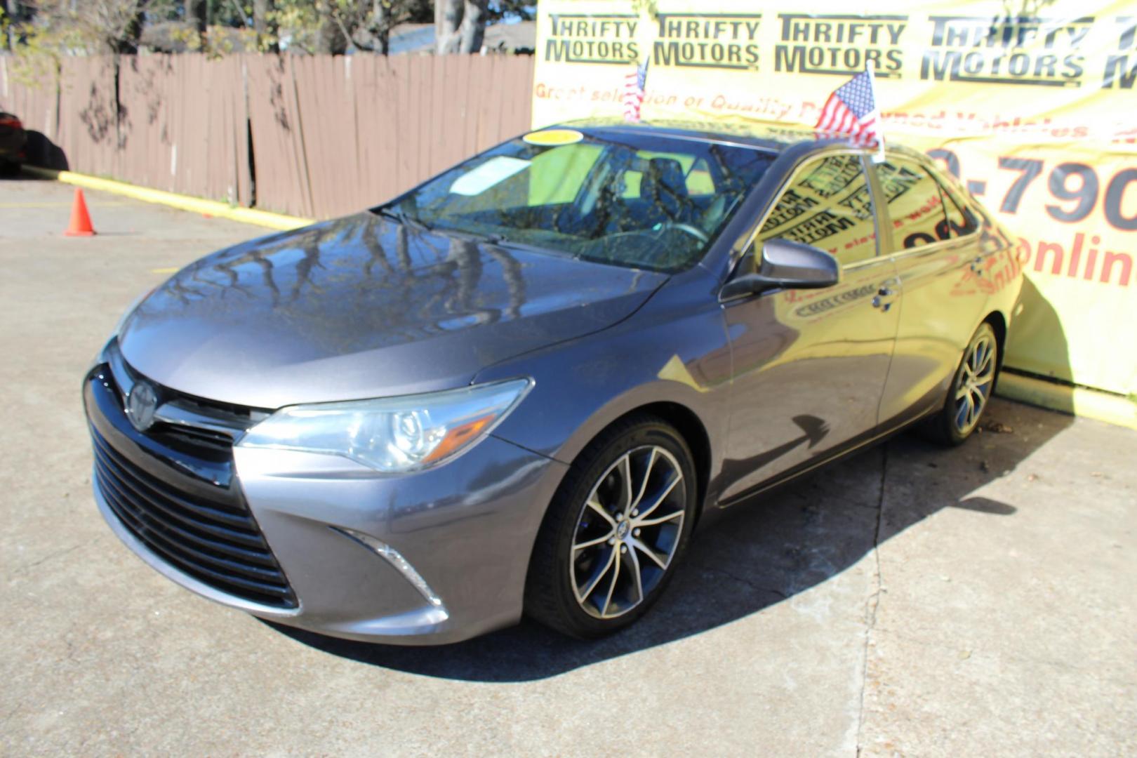 2015 Gray /Black Toyota Camry SE (4T1BF1FK0FU) with an 2.5L L4 DOHC 16V engine, Automatic 6-Speed transmission, located at 16710 Clay Rd., Houston, TX, 77084, (281) 859-7900, 29.834864, -95.656166 - Photo#1