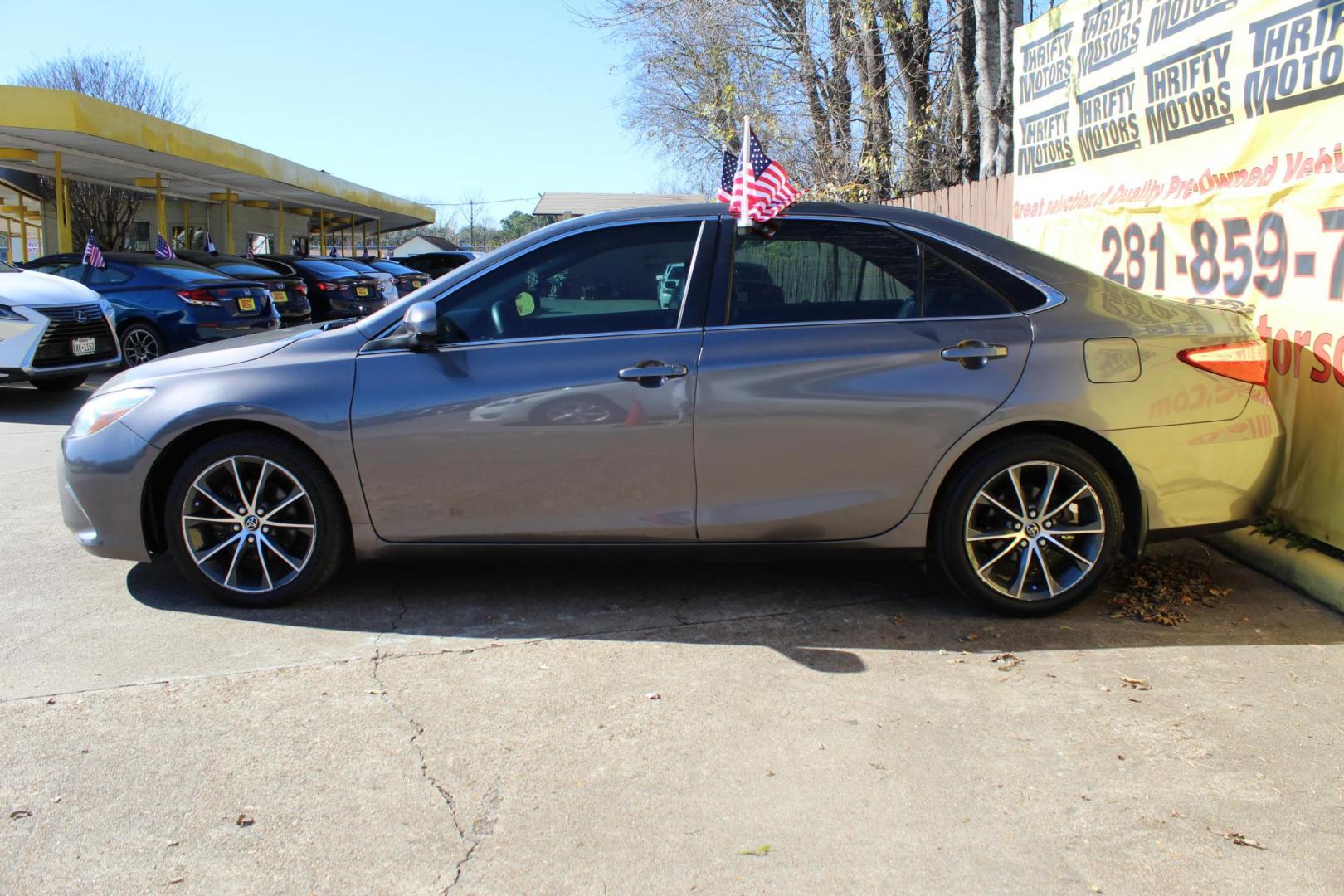 2015 Gray /Black Toyota Camry SE (4T1BF1FK0FU) with an 2.5L L4 DOHC 16V engine, Automatic 6-Speed transmission, located at 16710 Clay Rd., Houston, TX, 77084, (281) 859-7900, 29.834864, -95.656166 - Photo#4