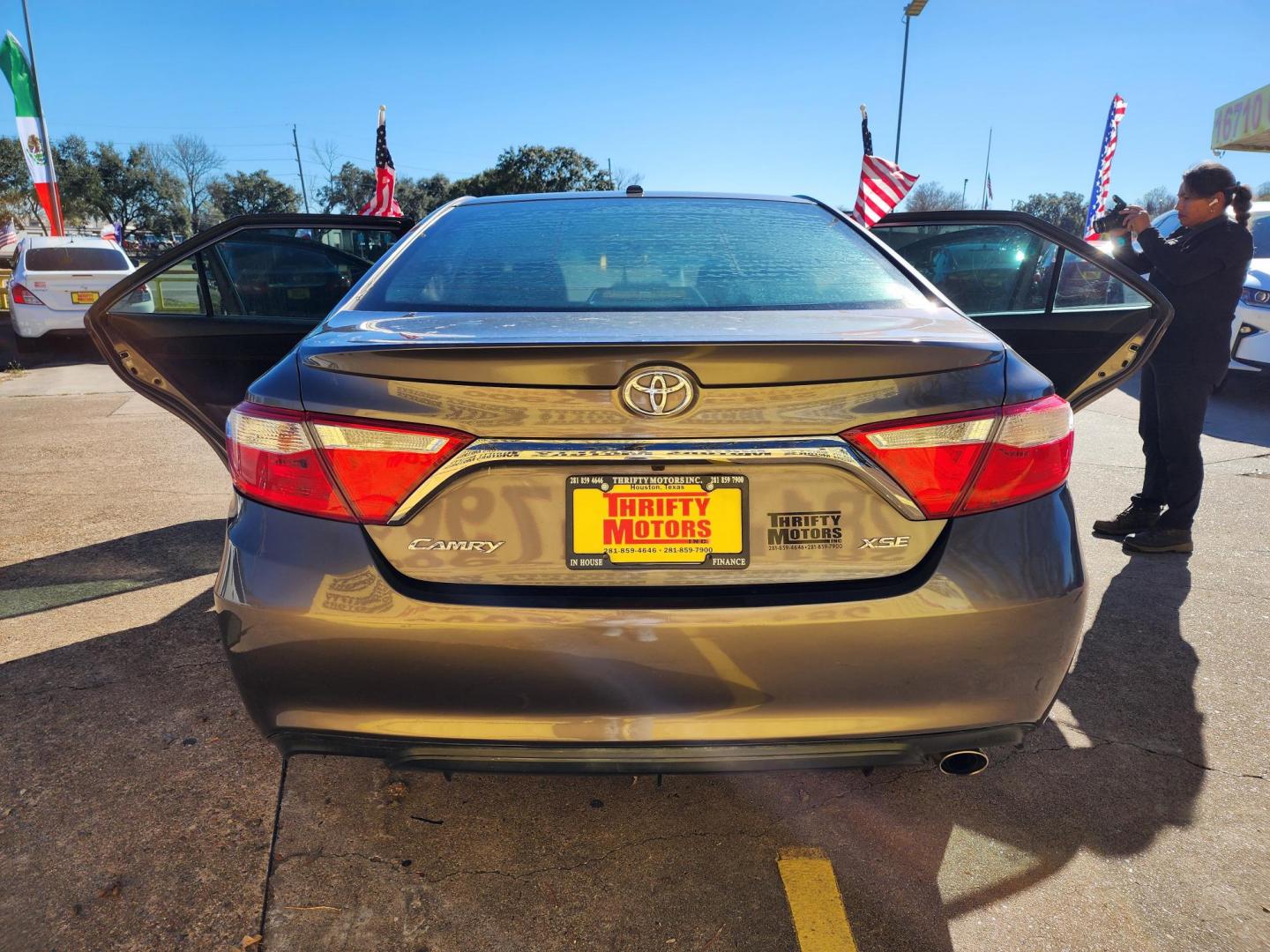 2015 Gray /Black Toyota Camry SE (4T1BF1FK0FU) with an 2.5L L4 DOHC 16V engine, Automatic 6-Speed transmission, located at 16710 Clay Rd., Houston, TX, 77084, (281) 859-7900, 29.834864, -95.656166 - Photo#18