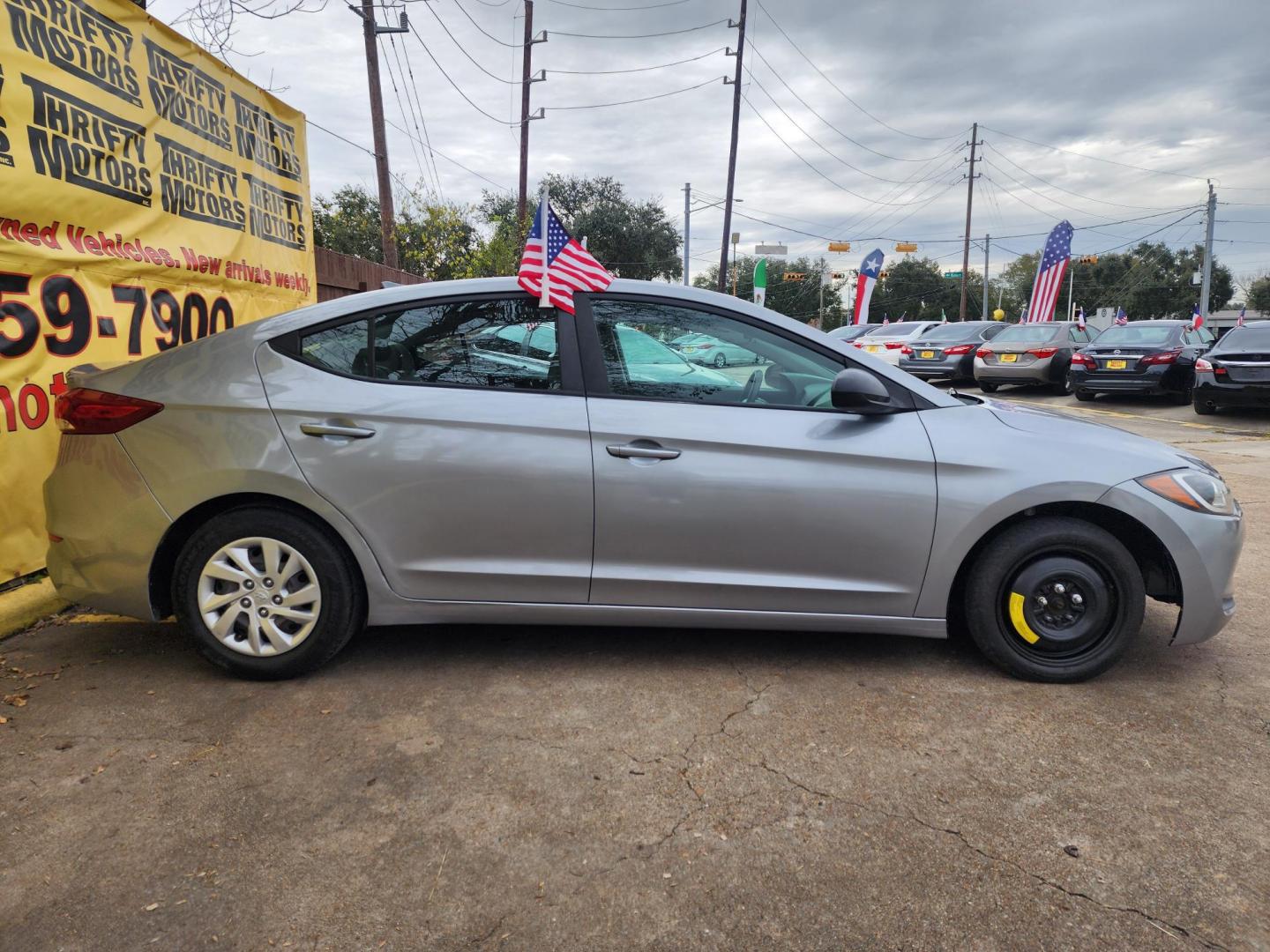 2017 Gray /Gray Hyundai Elantra SE 6AT (5NPD74LF8HH) with an 1.8L L4 DOHC 16V engine, Automatic 6-Speed transmission, located at 16710 Clay Rd., Houston, TX, 77084, (281) 859-7900, 29.834864, -95.656166 - Photo#3