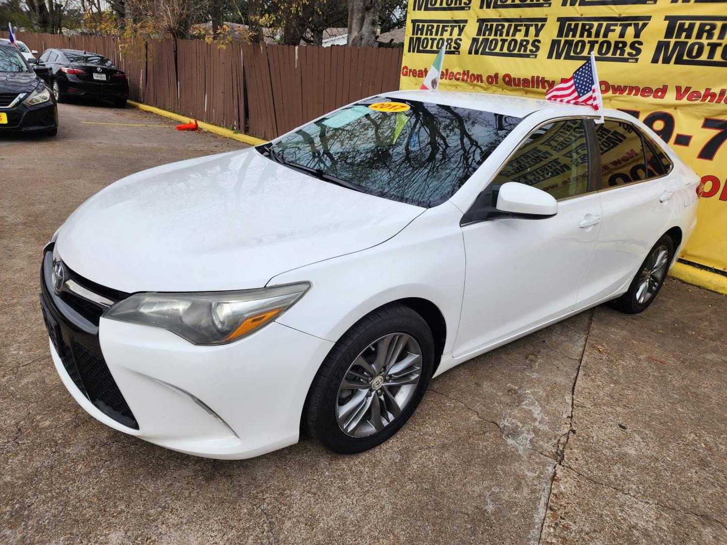 2017 White /Black Toyota Camry SE (4T1BF1FK9HU) with an 2.5L L4 DOHC 16V engine, Automatic 6-Speed transmission, located at 16710 Clay Rd., Houston, TX, 77084, (281) 859-7900, 29.834864, -95.656166 - Photo#1