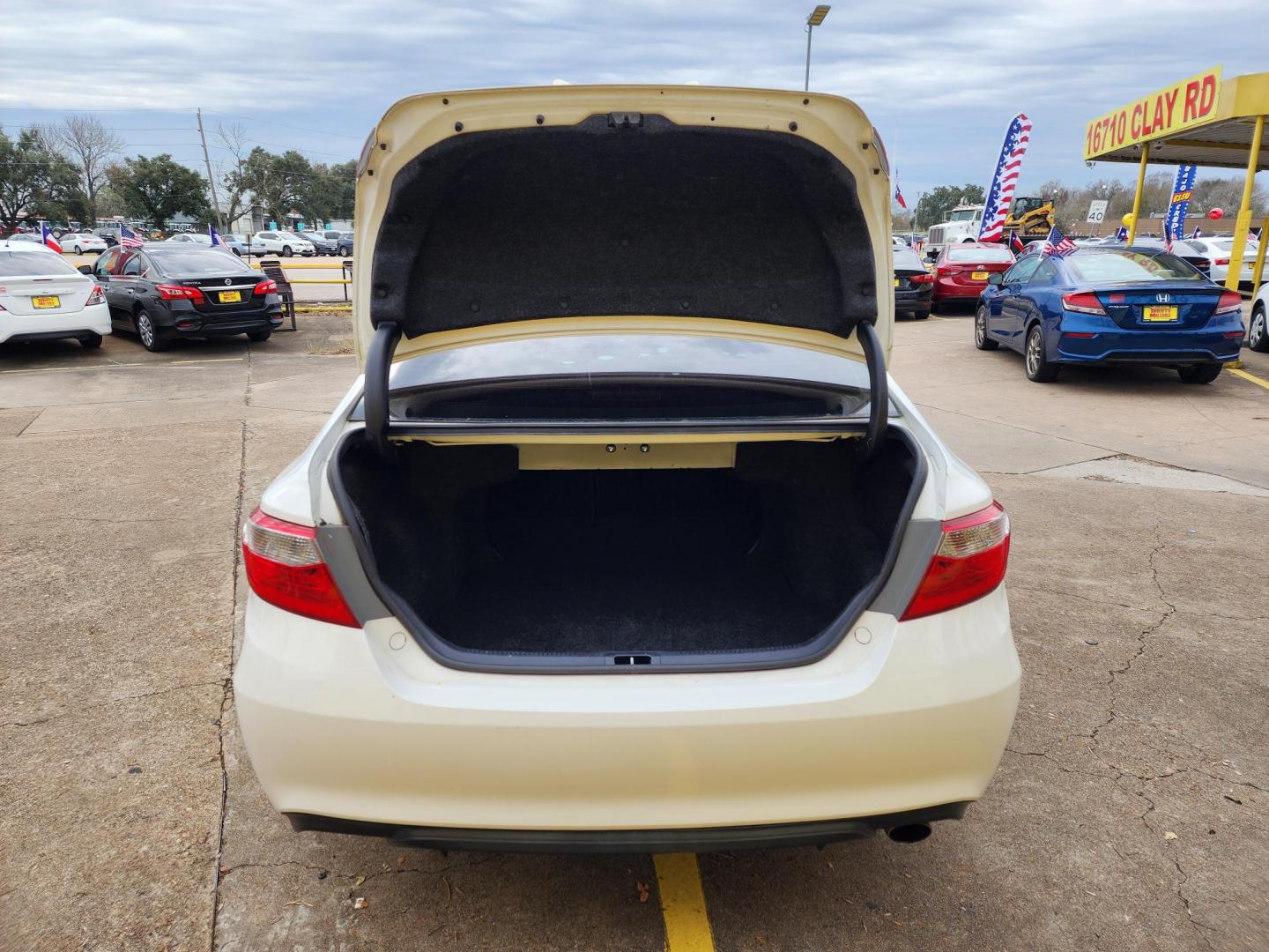 2017 White /Black Toyota Camry SE (4T1BF1FK9HU) with an 2.5L L4 DOHC 16V engine, Automatic 6-Speed transmission, located at 16710 Clay Rd., Houston, TX, 77084, (281) 859-7900, 29.834864, -95.656166 - Photo#15