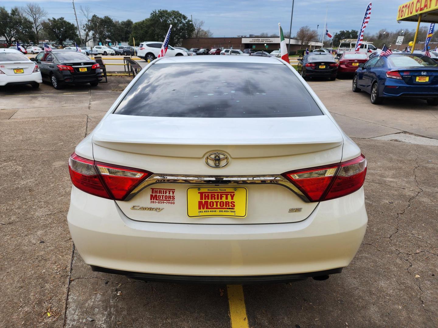 2017 White /Black Toyota Camry SE (4T1BF1FK9HU) with an 2.5L L4 DOHC 16V engine, Automatic 6-Speed transmission, located at 16710 Clay Rd., Houston, TX, 77084, (281) 859-7900, 29.834864, -95.656166 - Photo#5