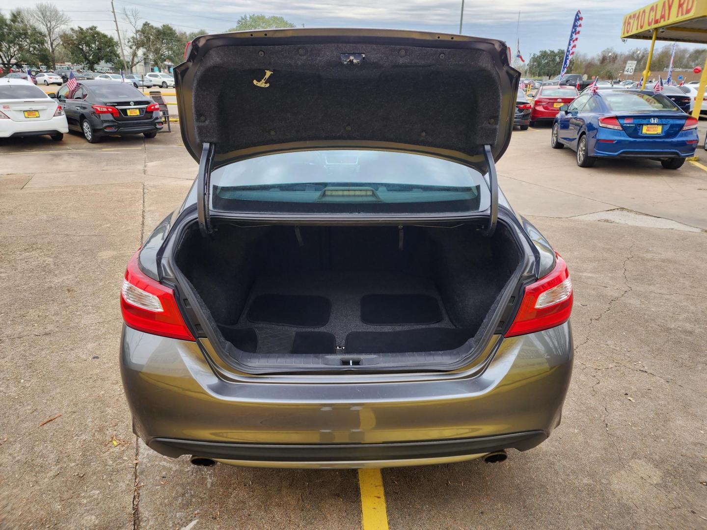 2017 Gray /Black Nissan Altima 2.5 S (1N4AL3AP5HC) with an 2.5L L4 DOHC 16V engine, CVT transmission, located at 16710 Clay Rd., Houston, TX, 77084, (281) 859-7900, 29.834864, -95.656166 - Photo#15