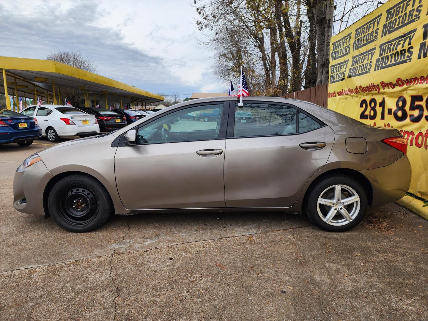 2018 Gray /Gray Toyota Corolla SE 6M (5YFBURHE8JP) with an 1.8L L4 DOHC 16V engine, 6M transmission, located at 16710 Clay Rd., Houston, TX, 77084, (281) 859-7900, 29.834864, -95.656166 - Photo#4