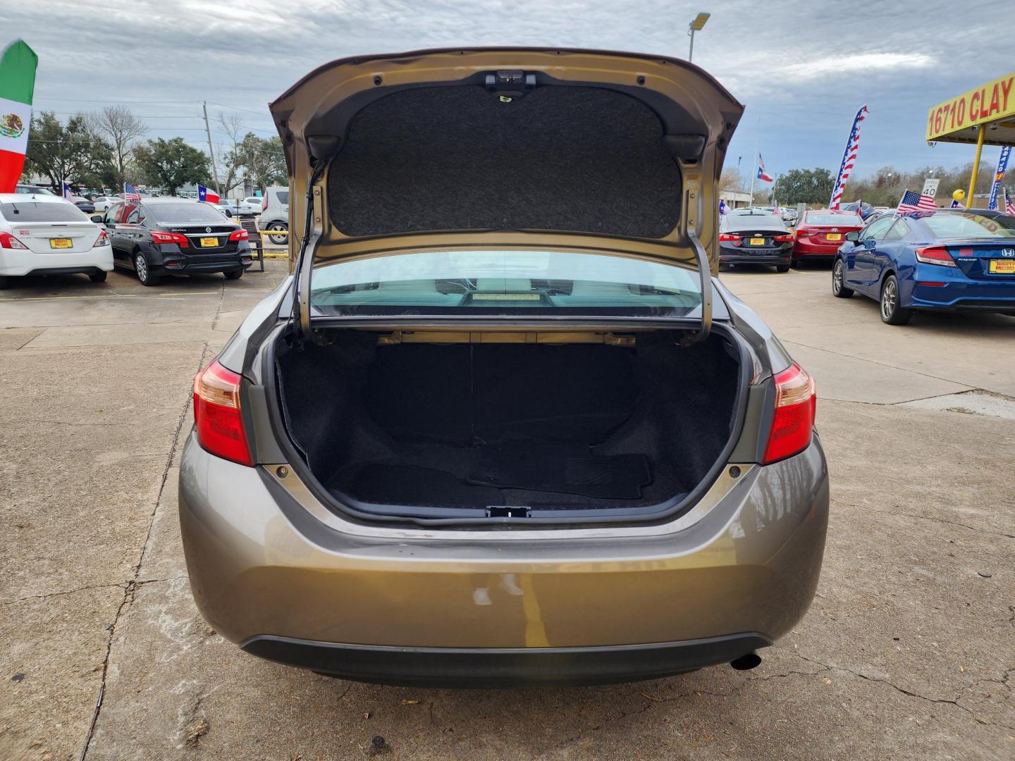 2018 Gray /Gray Toyota Corolla SE 6M (5YFBURHE8JP) with an 1.8L L4 DOHC 16V engine, 6M transmission, located at 16710 Clay Rd., Houston, TX, 77084, (281) 859-7900, 29.834864, -95.656166 - Photo#15