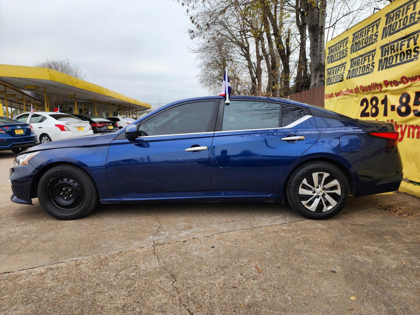 2019 Blue /Gray Nissan Altima 2.5 S (1N4BL4BV0KC) with an 2.5L L4 DOHC 16V engine, CVT transmission, located at 16710 Clay Rd., Houston, TX, 77084, (281) 859-7900, 29.834864, -95.656166 - Photo#4