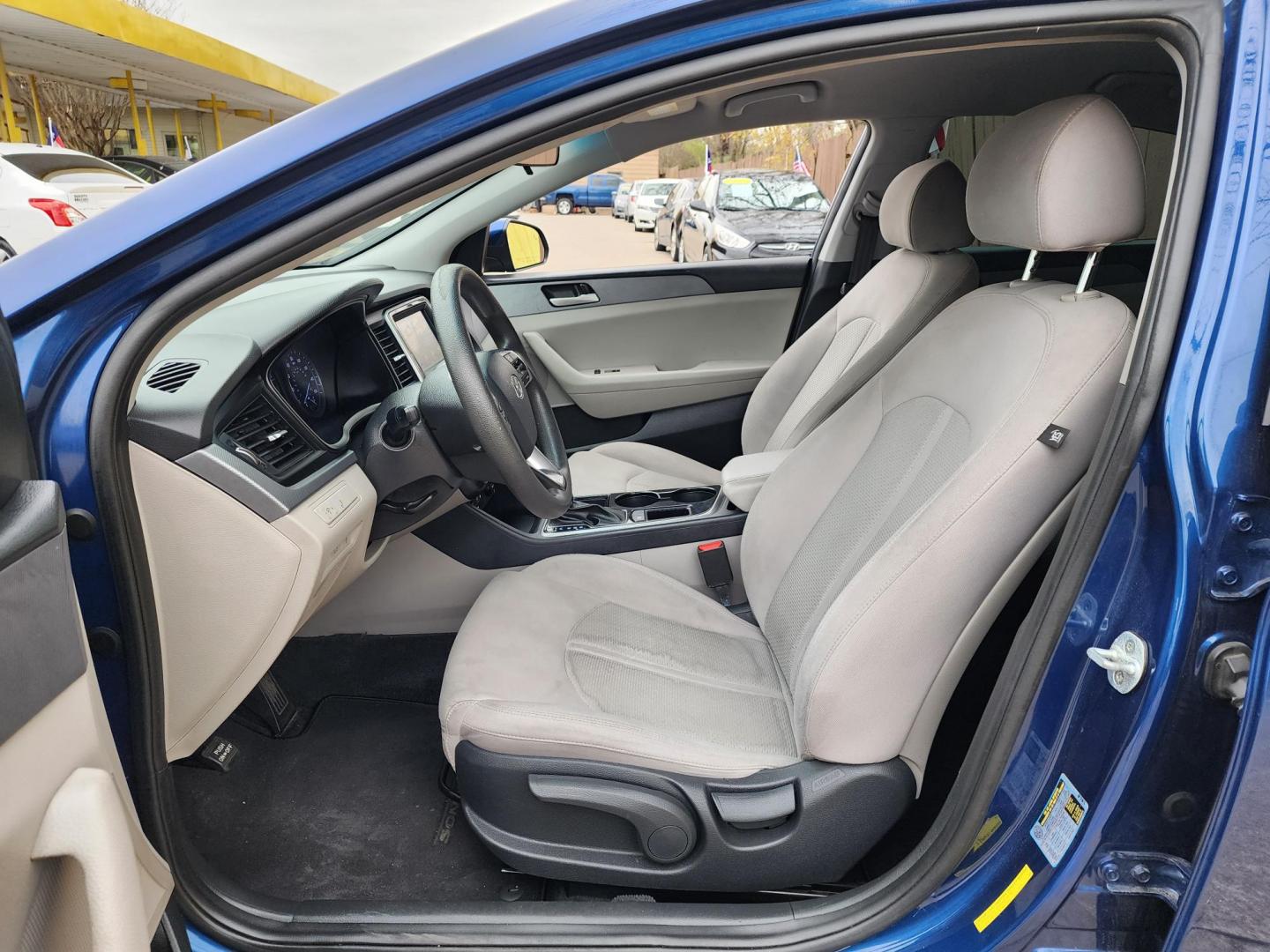 2018 Blue /Gray Hyundai Sonata SE (5NPE24AF7JH) with an 2.4L L4 DOHC 16V engine, 7A transmission, located at 16710 Clay Rd., Houston, TX, 77084, (281) 859-7900, 29.834864, -95.656166 - Photo#6