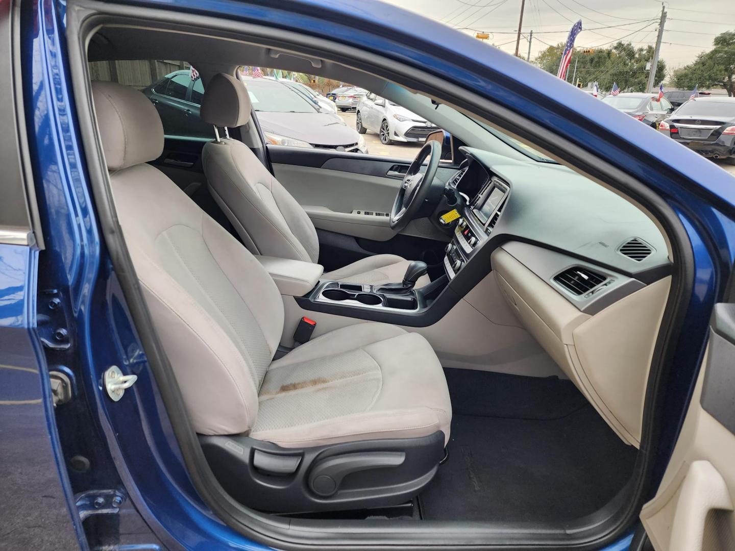 2018 Blue /Gray Hyundai Sonata SE (5NPE24AF7JH) with an 2.4L L4 DOHC 16V engine, 7A transmission, located at 16710 Clay Rd., Houston, TX, 77084, (281) 859-7900, 29.834864, -95.656166 - Photo#8