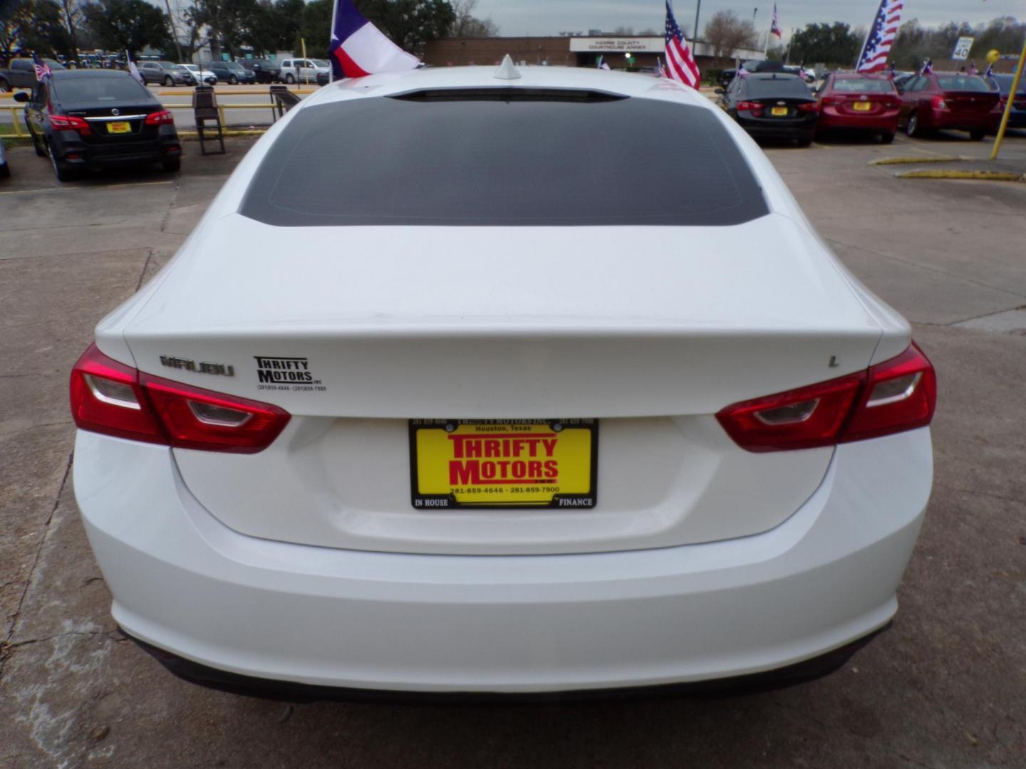 2018 White /Gray Chevrolet Malibu LT (1G1ZD5STXJF) with an 1.5L L4 DOHC 16V engine, 6A transmission, located at 16710 Clay Rd., Houston, TX, 77084, (281) 859-7900, 29.834864, -95.656166 - Photo#5