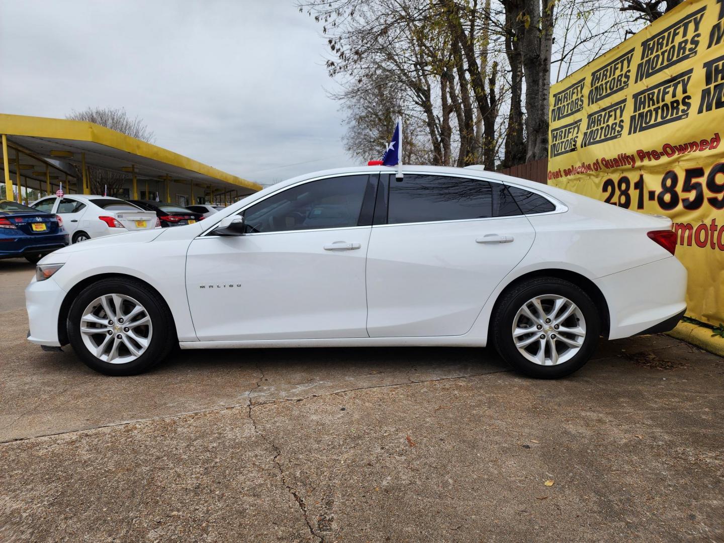 2018 White /Gray Chevrolet Malibu LT (1G1ZD5STXJF) with an 1.5L L4 DOHC 16V engine, 6A transmission, located at 16710 Clay Rd., Houston, TX, 77084, (281) 859-7900, 29.834864, -95.656166 - Photo#4