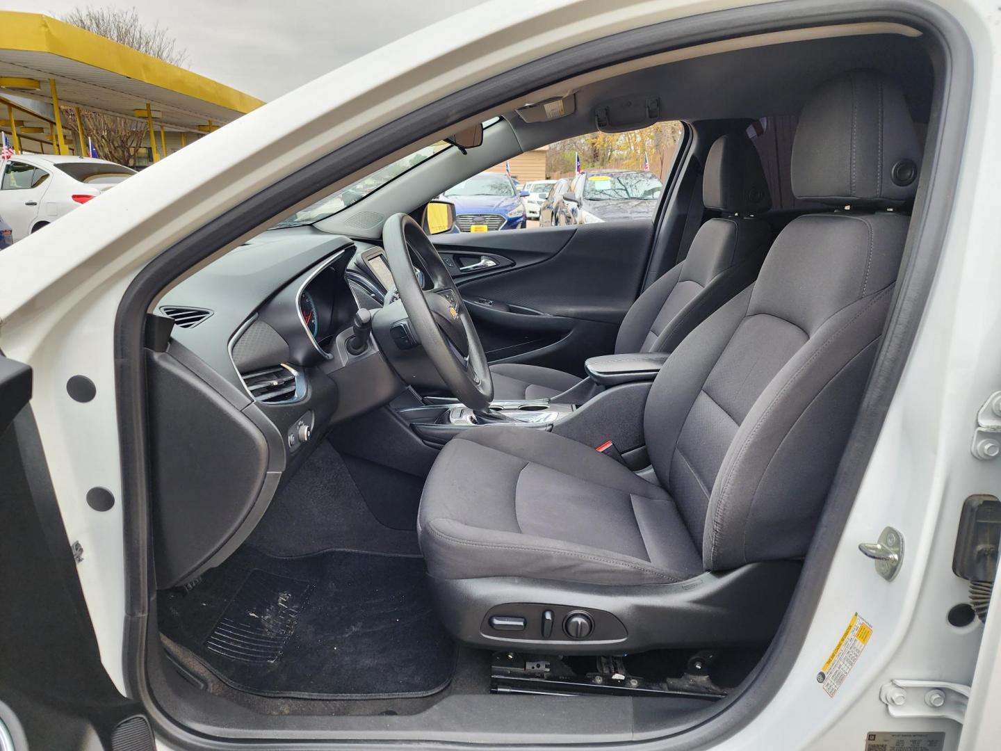 2018 White /Gray Chevrolet Malibu LT (1G1ZD5STXJF) with an 1.5L L4 DOHC 16V engine, 6A transmission, located at 16710 Clay Rd., Houston, TX, 77084, (281) 859-7900, 29.834864, -95.656166 - Photo#9