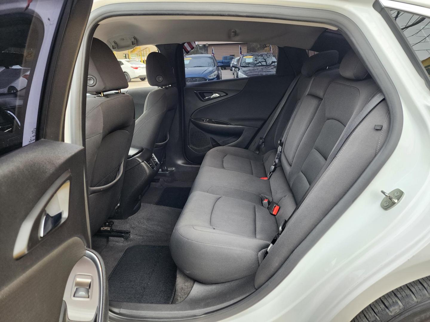 2018 White /Gray Chevrolet Malibu LT (1G1ZD5STXJF) with an 1.5L L4 DOHC 16V engine, 6A transmission, located at 16710 Clay Rd., Houston, TX, 77084, (281) 859-7900, 29.834864, -95.656166 - Photo#10