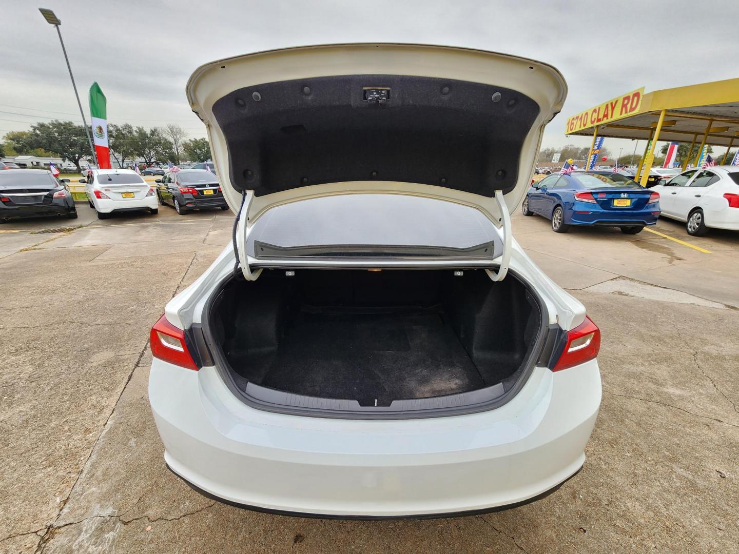 2018 White /Gray Chevrolet Malibu LT (1G1ZD5STXJF) with an 1.5L L4 DOHC 16V engine, 6A transmission, located at 16710 Clay Rd., Houston, TX, 77084, (281) 859-7900, 29.834864, -95.656166 - Photo#14