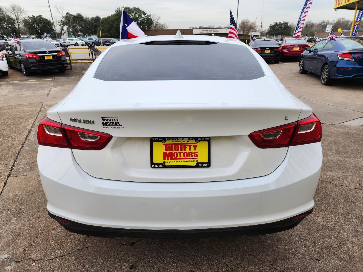 2018 White /Gray Chevrolet Malibu LT (1G1ZD5STXJF) with an 1.5L L4 DOHC 16V engine, 6A transmission, located at 16710 Clay Rd., Houston, TX, 77084, (281) 859-7900, 29.834864, -95.656166 - Photo#5