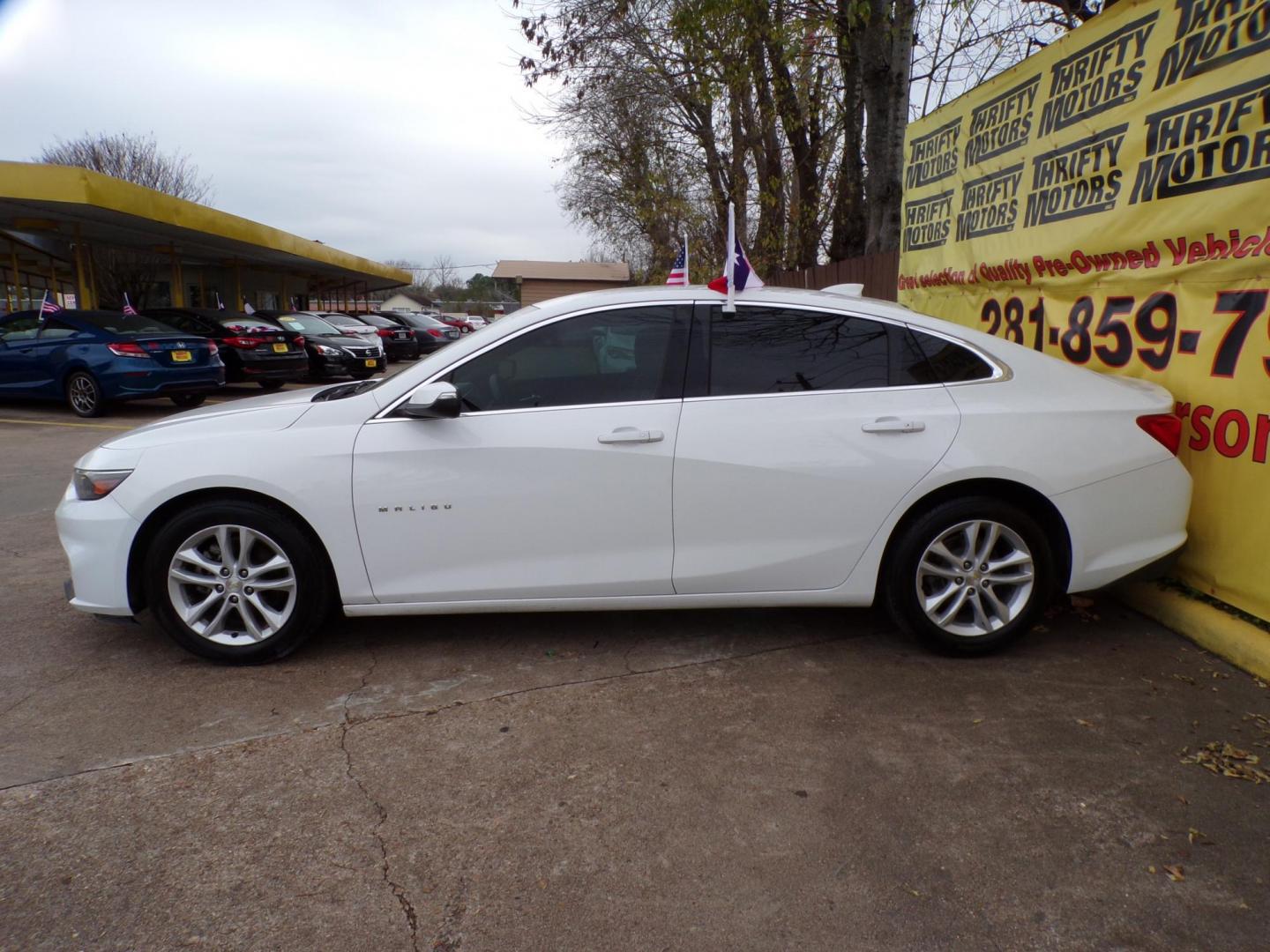 2018 White /Gray Chevrolet Malibu LT (1G1ZD5STXJF) with an 1.5L L4 DOHC 16V engine, 6A transmission, located at 16710 Clay Rd., Houston, TX, 77084, (281) 859-7900, 29.834864, -95.656166 - Photo#4