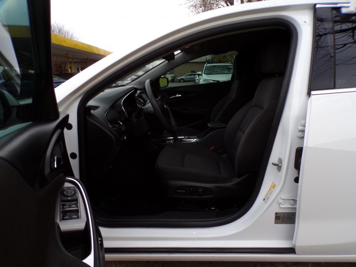 2018 White /Gray Chevrolet Malibu LT (1G1ZD5STXJF) with an 1.5L L4 DOHC 16V engine, 6A transmission, located at 16710 Clay Rd., Houston, TX, 77084, (281) 859-7900, 29.834864, -95.656166 - Photo#10