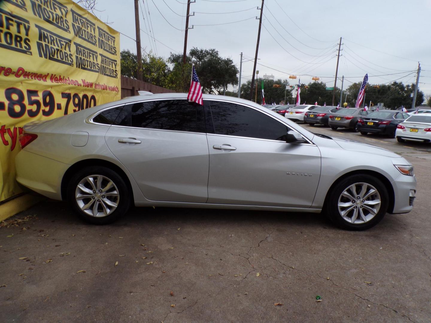 2019 Silver /Gray Chevrolet Malibu LT (1G1ZD5ST6KF) with an 1.5L L4 DOHC 16V engine, 6A transmission, located at 16710 Clay Rd., Houston, TX, 77084, (281) 859-7900, 29.834864, -95.656166 - Photo#4