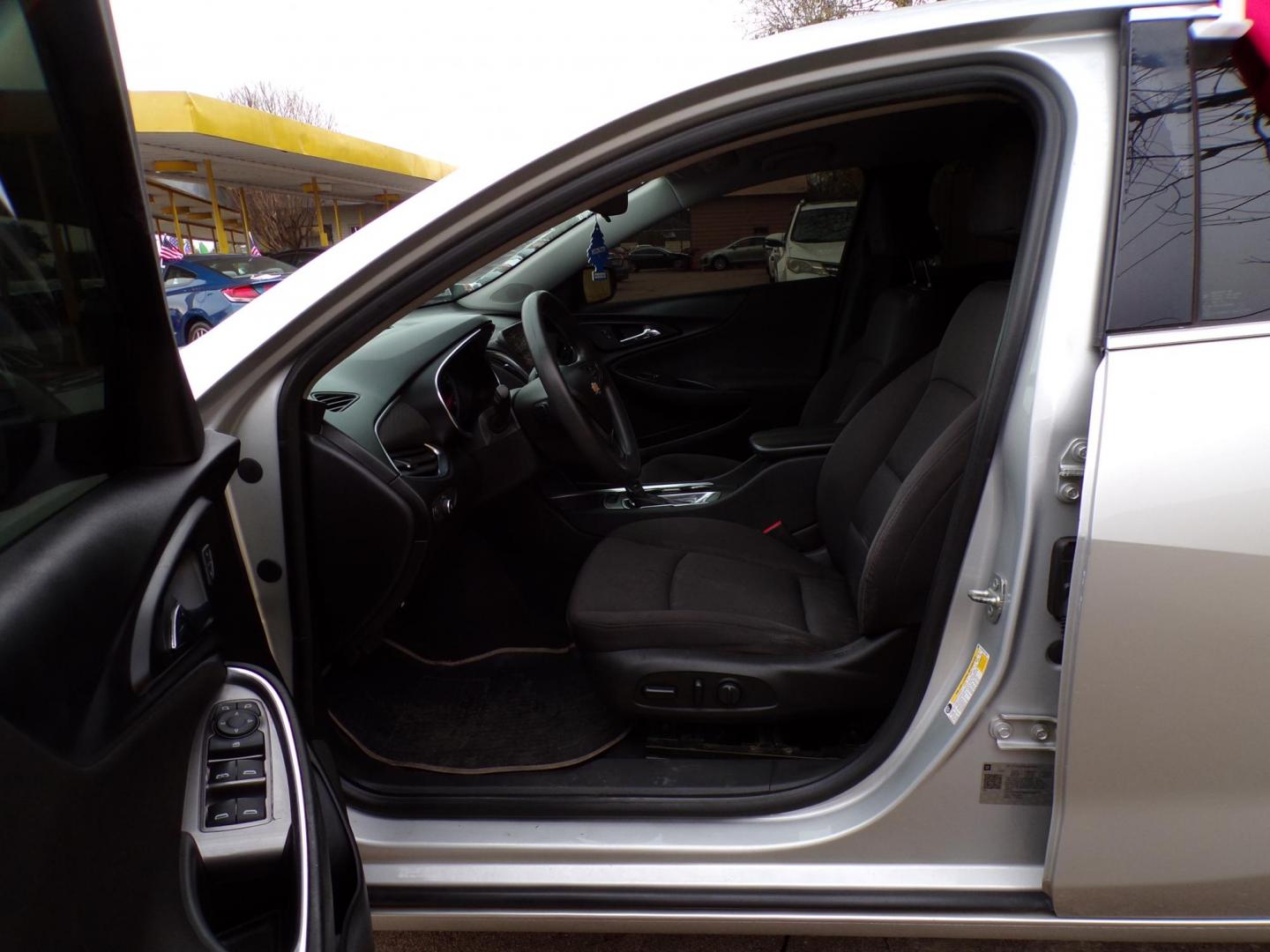 2019 Silver /Gray Chevrolet Malibu LT (1G1ZD5ST6KF) with an 1.5L L4 DOHC 16V engine, 6A transmission, located at 16710 Clay Rd., Houston, TX, 77084, (281) 859-7900, 29.834864, -95.656166 - Photo#10