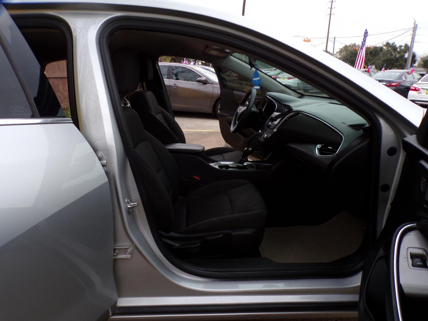 2019 Silver /Gray Chevrolet Malibu LT (1G1ZD5ST6KF) with an 1.5L L4 DOHC 16V engine, 6A transmission, located at 16710 Clay Rd., Houston, TX, 77084, (281) 859-7900, 29.834864, -95.656166 - Photo#12