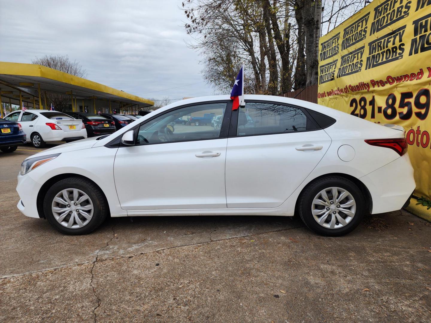 2020 White /Gray Hyundai Accent SEL 4-Door 6A (3KPC24A66LE) with an 1.6L L4 DOHC 16V engine, Automatic 6-Speed transmission, located at 16710 Clay Rd., Houston, TX, 77084, (281) 859-7900, 29.834864, -95.656166 - Photo#4