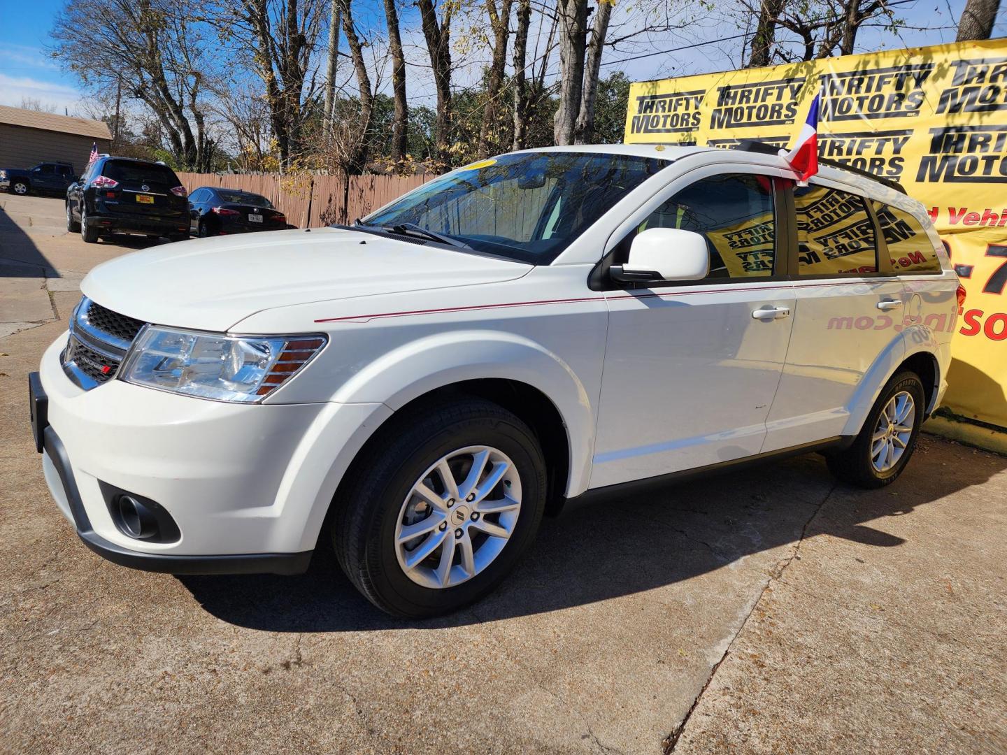 2018 White /Black Dodge Journey SXT (3C4PDCBB3JT) with an 2.4L L6 DOHC 16V engine, 4A transmission, located at 16710 Clay Rd., Houston, TX, 77084, (281) 859-7900, 29.834864, -95.656166 - Photo#1