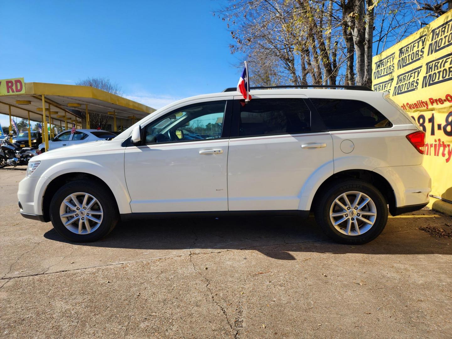 2018 White /Black Dodge Journey SXT (3C4PDCBB3JT) with an 2.4L L6 DOHC 16V engine, 4A transmission, located at 16710 Clay Rd., Houston, TX, 77084, (281) 859-7900, 29.834864, -95.656166 - Photo#4