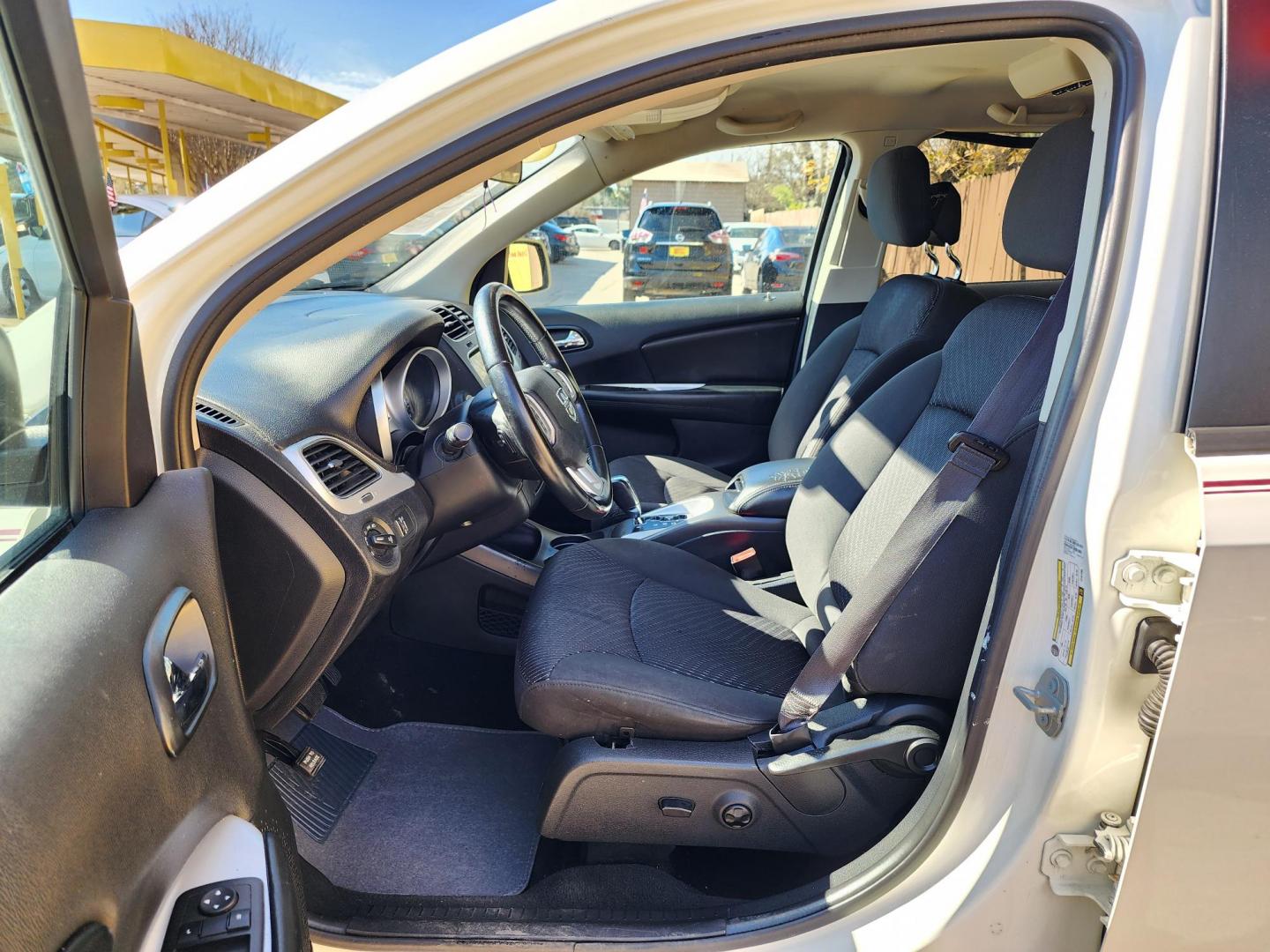 2018 White /Black Dodge Journey SXT (3C4PDCBB3JT) with an 2.4L L6 DOHC 16V engine, 4A transmission, located at 16710 Clay Rd., Houston, TX, 77084, (281) 859-7900, 29.834864, -95.656166 - Photo#11