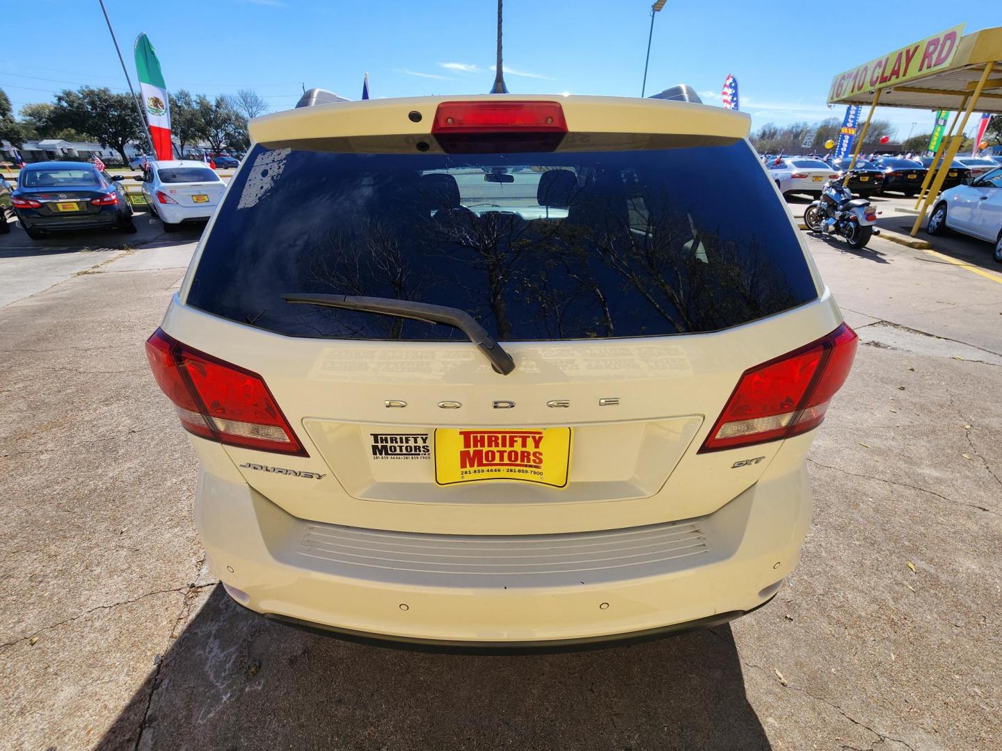 2018 White /Black Dodge Journey SXT (3C4PDCBB3JT) with an 2.4L L6 DOHC 16V engine, 4A transmission, located at 16710 Clay Rd., Houston, TX, 77084, (281) 859-7900, 29.834864, -95.656166 - Photo#5