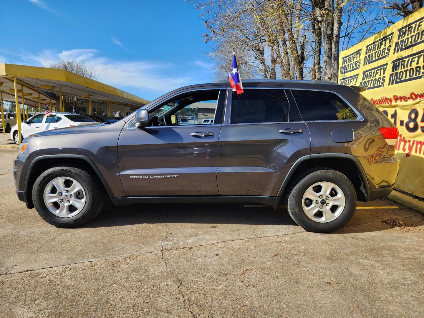 2015 Gray /black Jeep Grand Cherokee Laredo 2WD (1C4RJEAG1FC) with an 3.6L V6 DOHC 24V engine, 8-Speed Automatic transmission, located at 16710 Clay Rd., Houston, TX, 77084, (281) 859-7900, 29.834864, -95.656166 - Photo#4