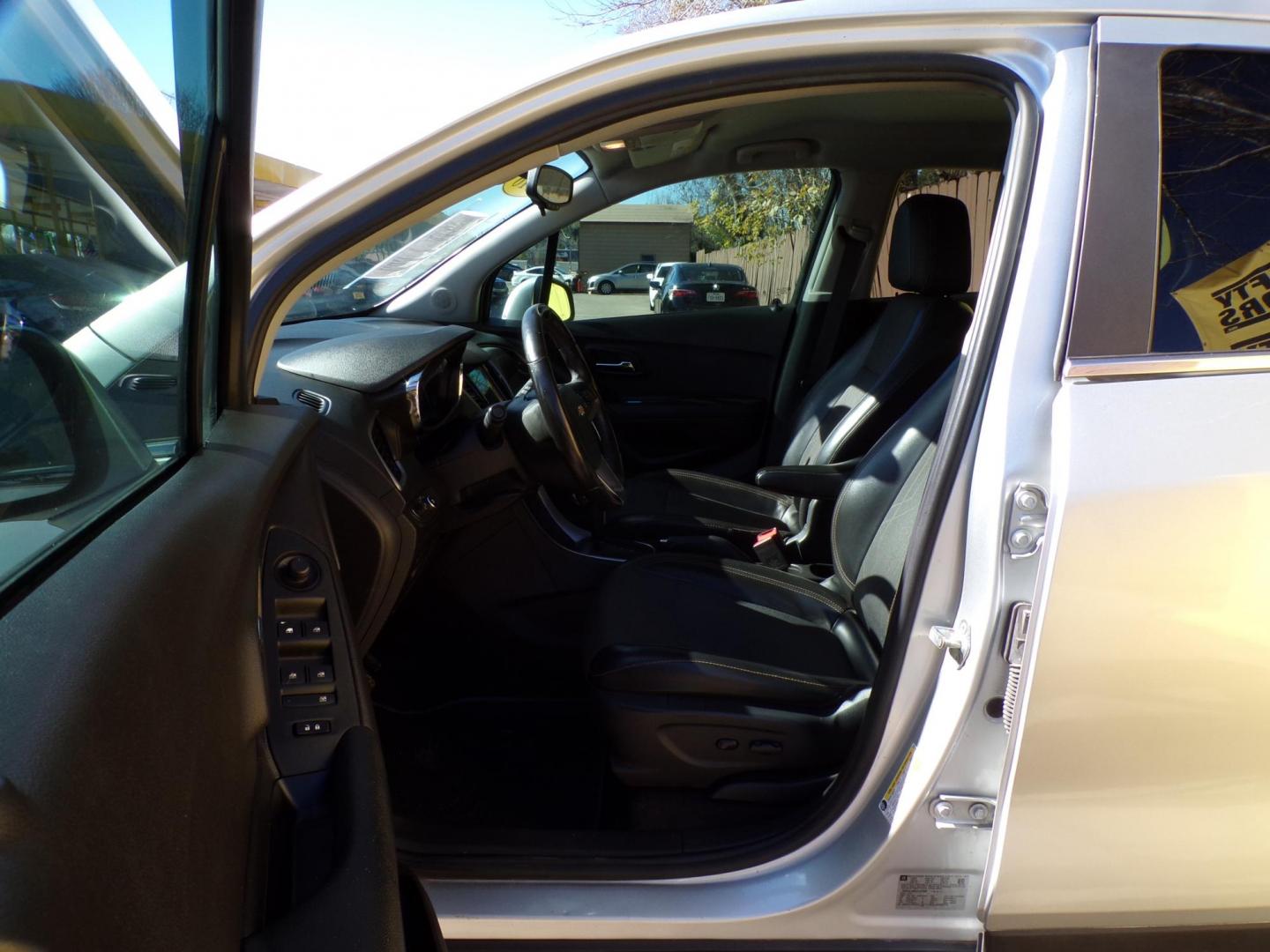 2018 Silver /Black Chevrolet Trax LT FWD (3GNCJLSB5JL) with an 1.4L L4 DOHC 16V engine, 6A transmission, located at 16710 Clay Rd., Houston, TX, 77084, (281) 859-7900, 29.834864, -95.656166 - Photo#8