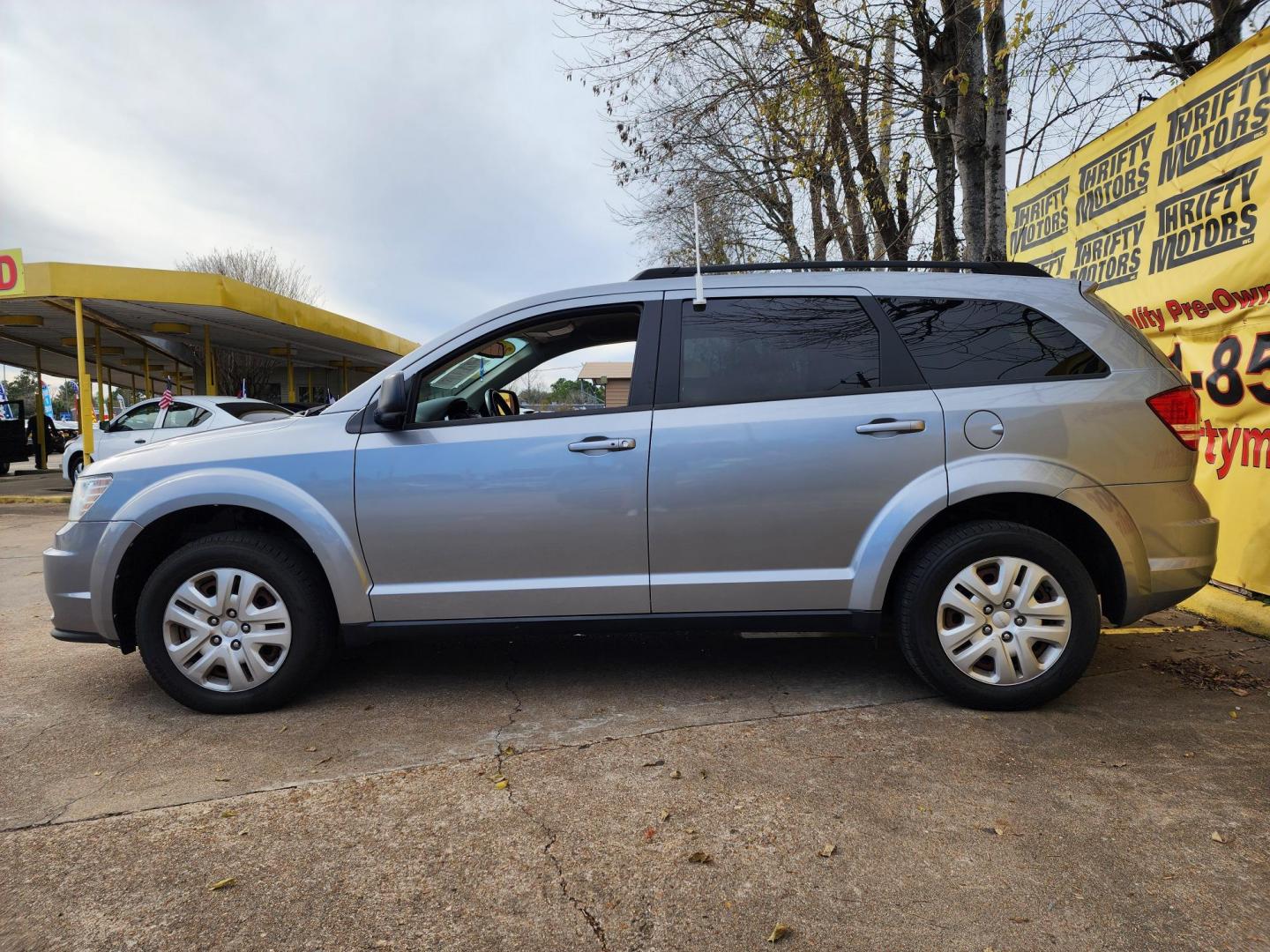 2018 Silver /Gray Dodge Journey SE (3C4PDCAB4JT) with an 2.4L L4 DOHC 16V engine, Automatic transmission, located at 16710 Clay Rd., Houston, TX, 77084, (281) 859-7900, 29.834864, -95.656166 - Photo#4