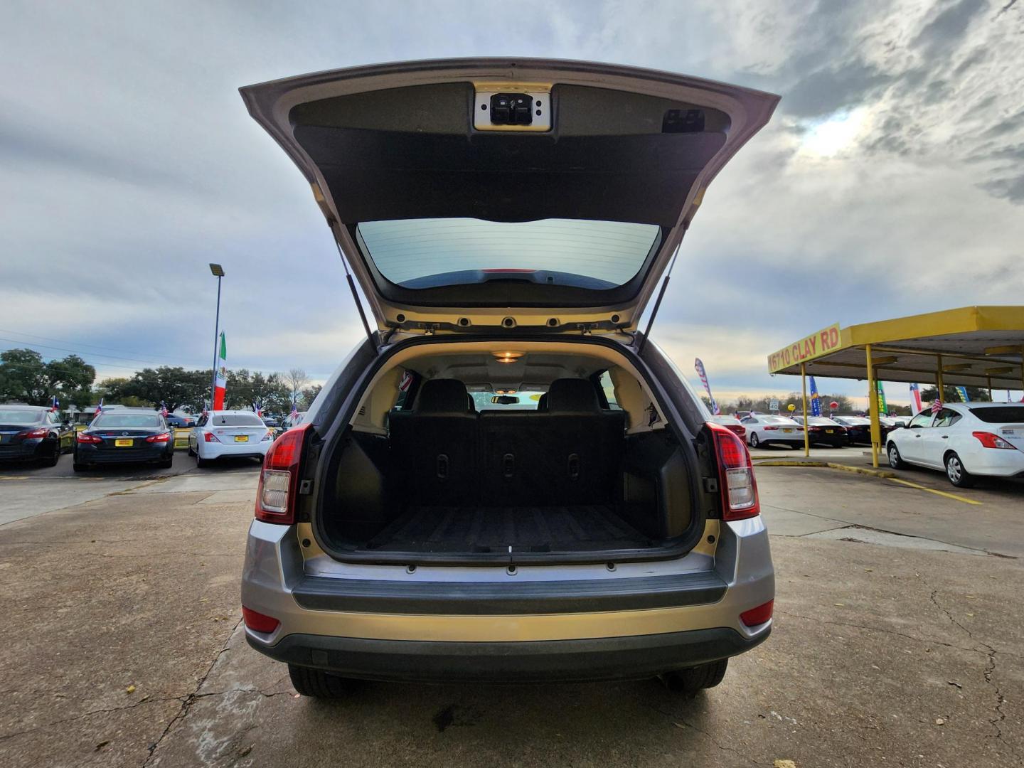 2017 Gray /Gray Jeep Compass Latitude FWD (1C4NJCEA8HD) with an 2.0L L4 DOHC 16V engine, Automatic transmission, located at 16710 Clay Rd., Houston, TX, 77084, (281) 859-7900, 29.834864, -95.656166 - Photo#16