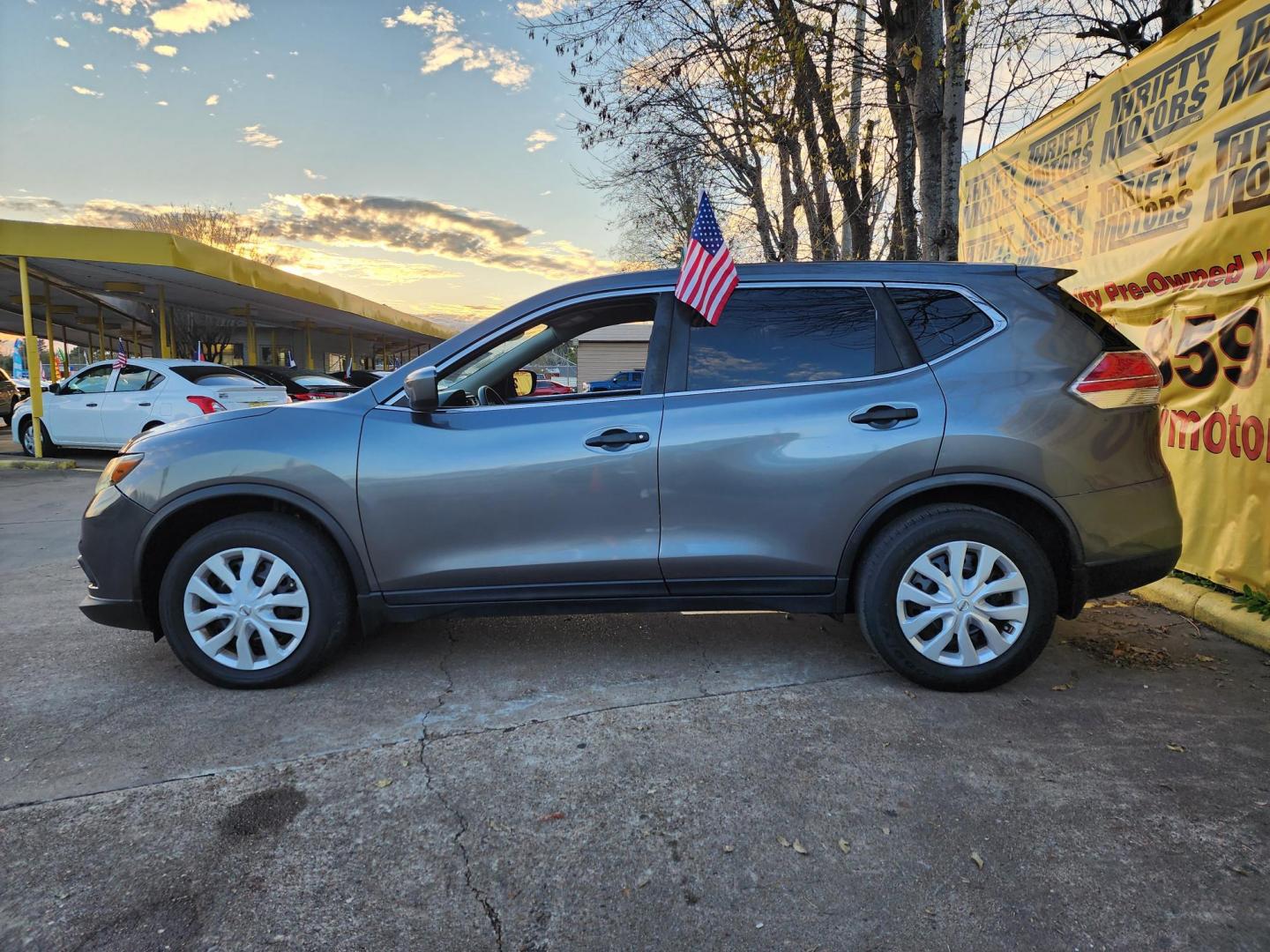 2016 Gray /Black Nissan Rogue S 2WD (JN8AT2MT9GW) with an 2.5L L4 DOHC 16V engine, CVT transmission, located at 16710 Clay Rd., Houston, TX, 77084, (281) 859-7900, 29.834864, -95.656166 - Photo#4