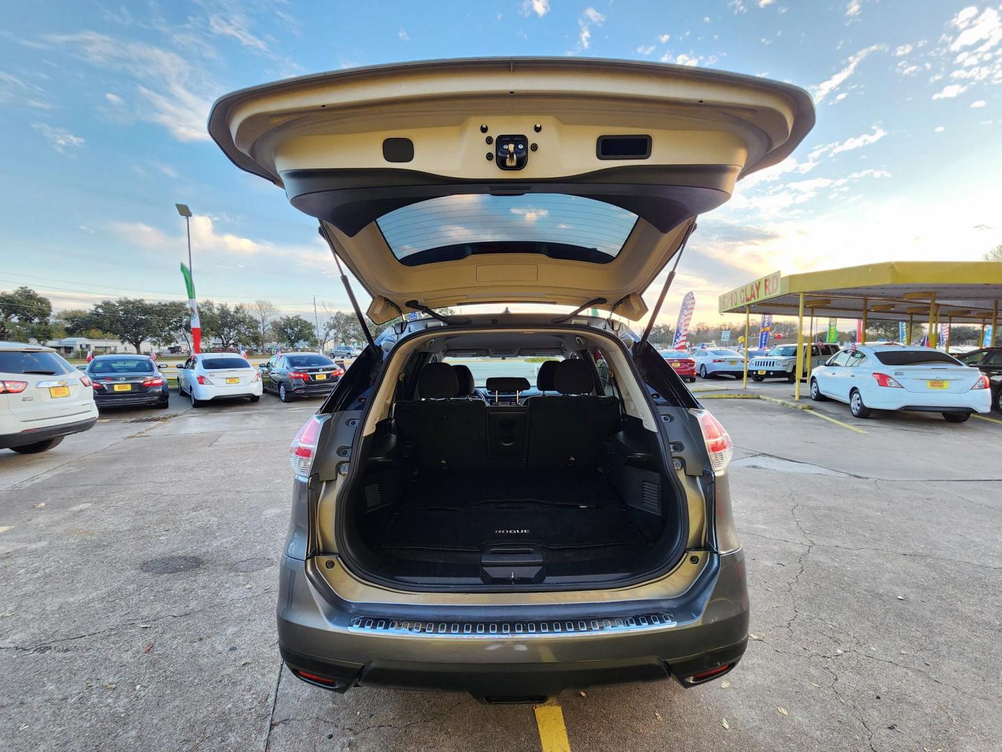 2016 Gray /Black Nissan Rogue S 2WD (JN8AT2MT9GW) with an 2.5L L4 DOHC 16V engine, CVT transmission, located at 16710 Clay Rd., Houston, TX, 77084, (281) 859-7900, 29.834864, -95.656166 - Photo#16