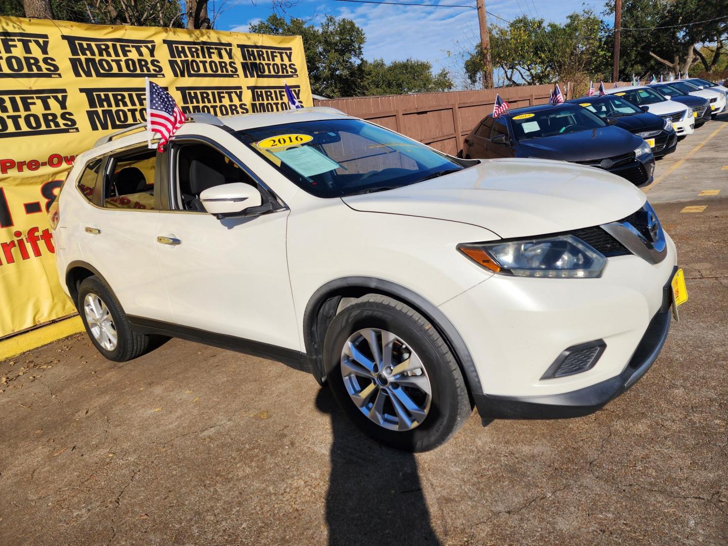 2016 White /Black Nissan Rogue S 2WD (JN8AT2MT0GW) with an 2.5L L4 DOHC 16V engine, CVT transmission, located at 16710 Clay Rd., Houston, TX, 77084, (281) 859-7900, 29.834864, -95.656166 - Photo#2