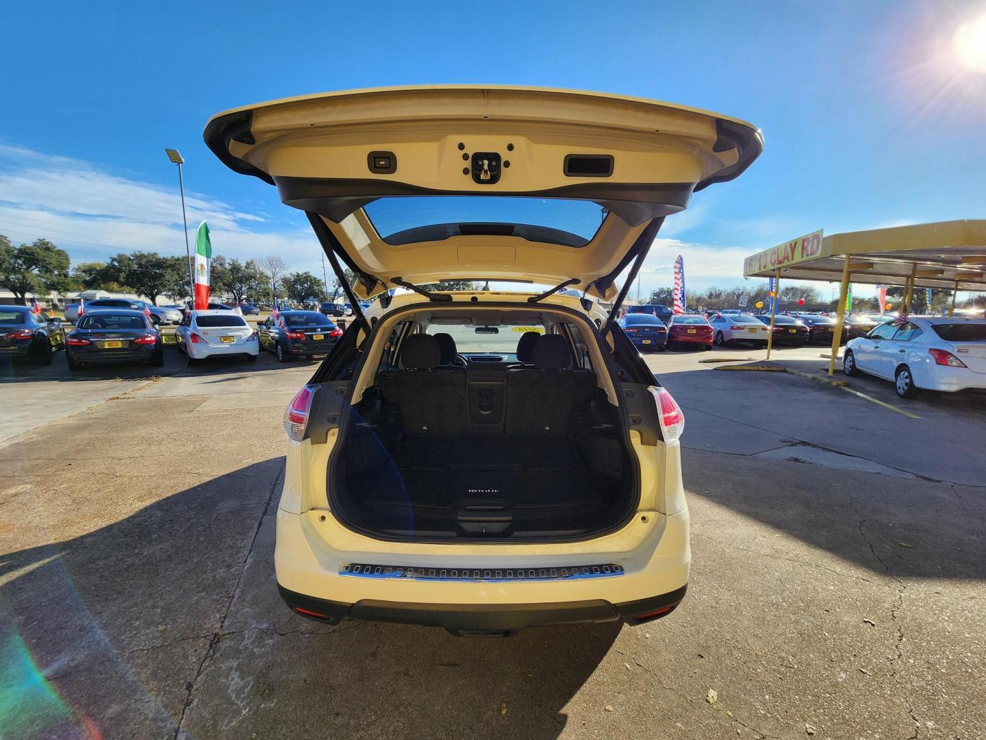 2016 White /Black Nissan Rogue S 2WD (JN8AT2MT0GW) with an 2.5L L4 DOHC 16V engine, CVT transmission, located at 16710 Clay Rd., Houston, TX, 77084, (281) 859-7900, 29.834864, -95.656166 - Photo#15