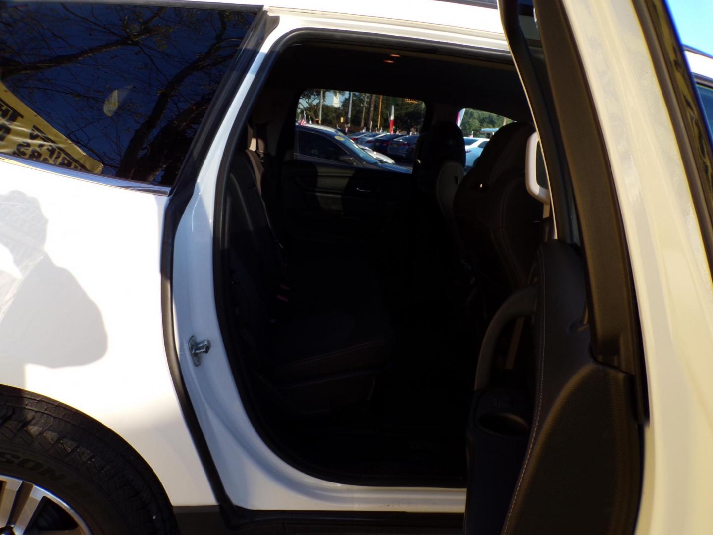 2016 White /Black Chevrolet Traverse 1LT FWD (1GNKRGKD5GJ) with an 3.6L V6 DOHC 24V engine, 6A transmission, located at 16710 Clay Rd., Houston, TX, 77084, (281) 859-7900, 29.834864, -95.656166 - Photo#12