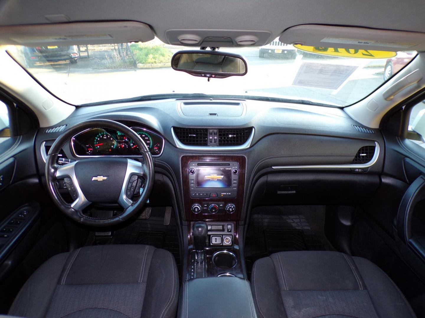 2016 White /Black Chevrolet Traverse 1LT FWD (1GNKRGKD5GJ) with an 3.6L V6 DOHC 24V engine, 6A transmission, located at 16710 Clay Rd., Houston, TX, 77084, (281) 859-7900, 29.834864, -95.656166 - Photo#8