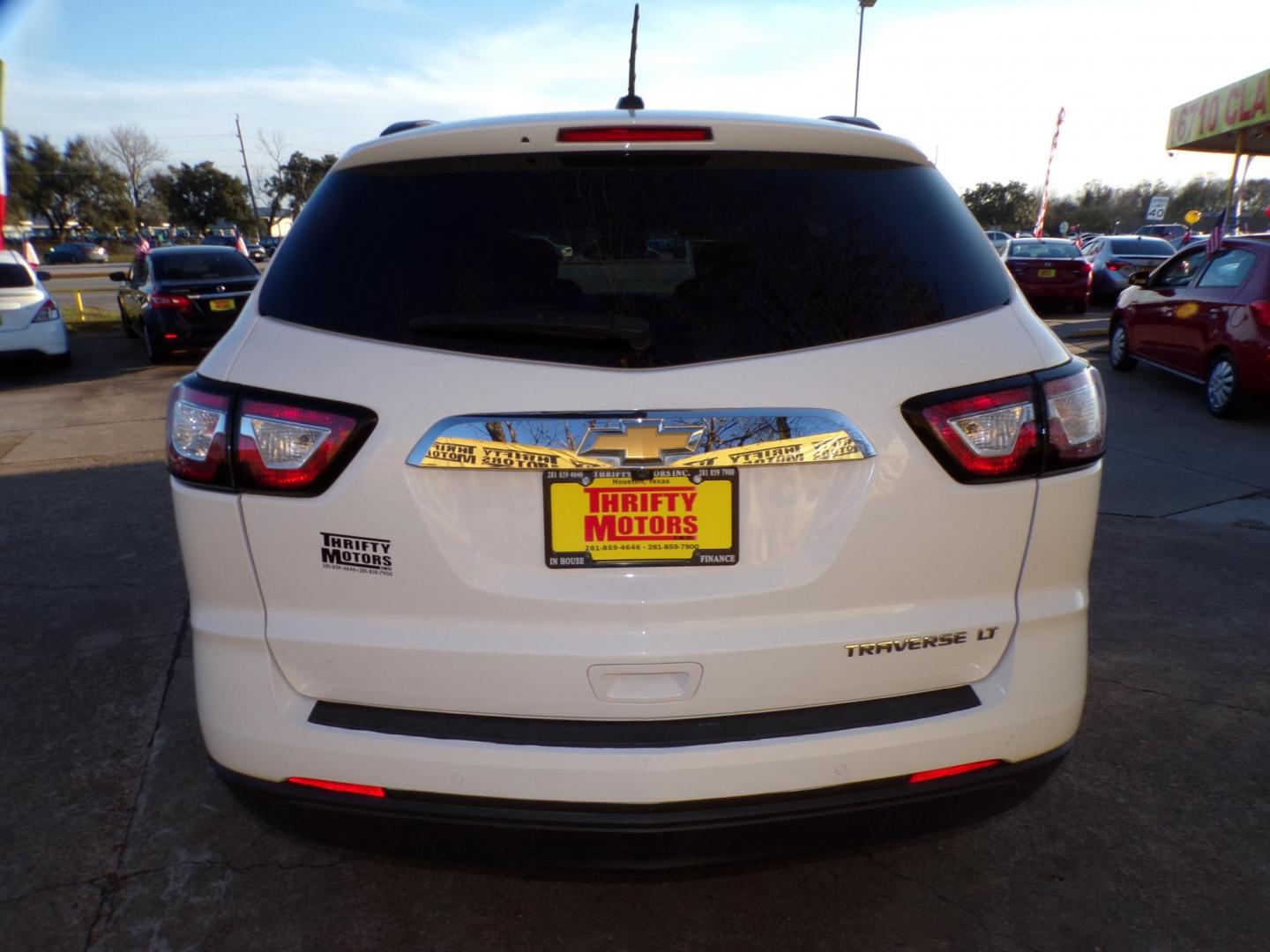 2016 White /Black Chevrolet Traverse 1LT FWD (1GNKRGKD5GJ) with an 3.6L V6 DOHC 24V engine, 6A transmission, located at 16710 Clay Rd., Houston, TX, 77084, (281) 859-7900, 29.834864, -95.656166 - Photo#5