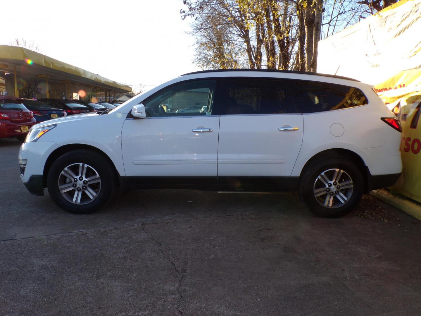 2016 White /Black Chevrolet Traverse 1LT FWD (1GNKRGKD5GJ) with an 3.6L V6 DOHC 24V engine, 6A transmission, located at 16710 Clay Rd., Houston, TX, 77084, (281) 859-7900, 29.834864, -95.656166 - Photo#4