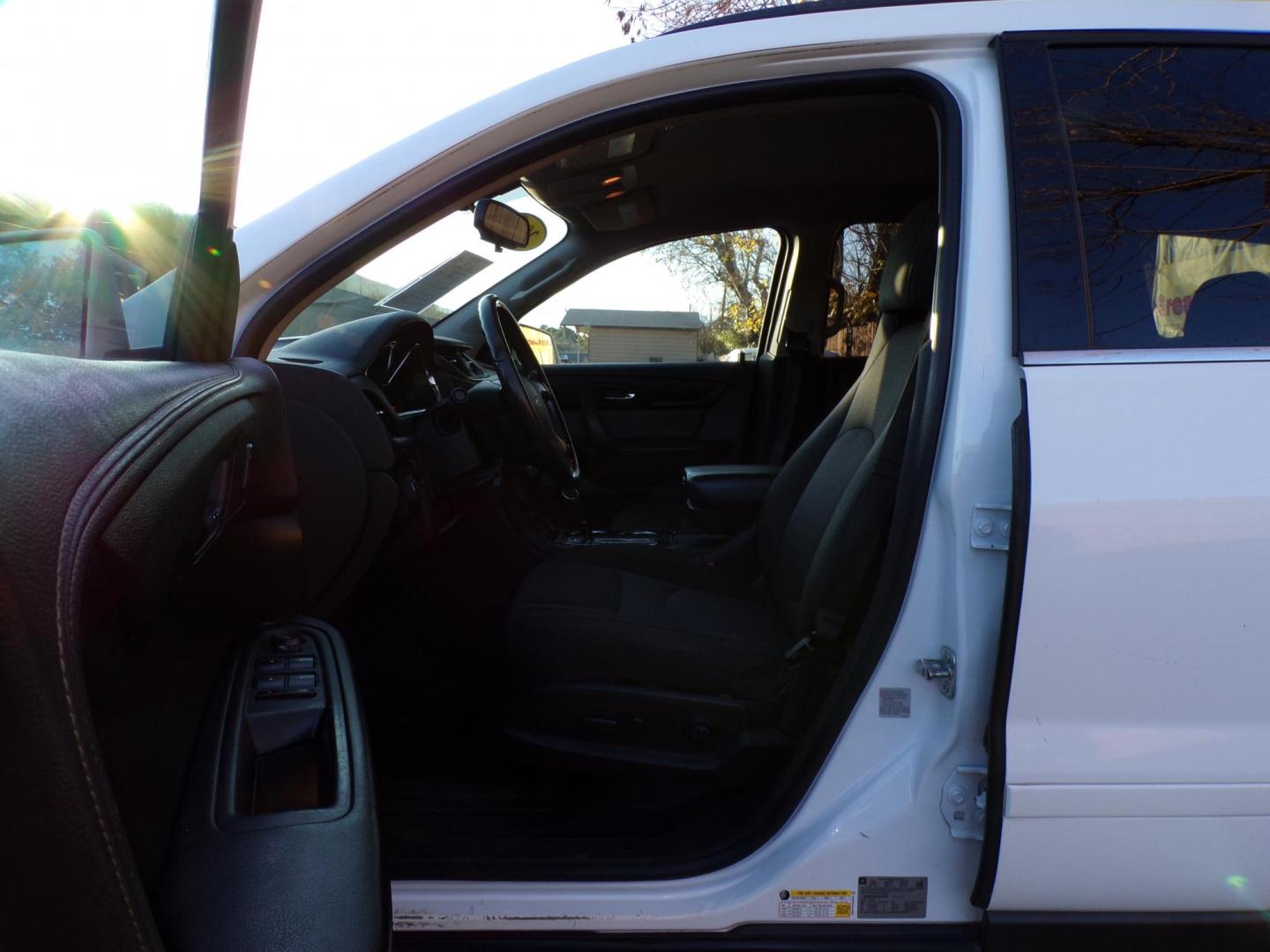 2016 White /Black Chevrolet Traverse 1LT FWD (1GNKRGKD5GJ) with an 3.6L V6 DOHC 24V engine, 6A transmission, located at 16710 Clay Rd., Houston, TX, 77084, (281) 859-7900, 29.834864, -95.656166 - Photo#9