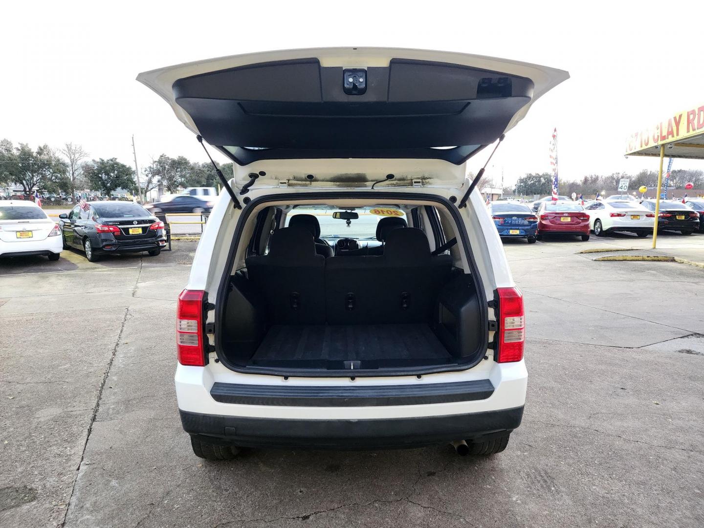 2016 White /Gray Jeep Patriot Latitude 2WD (1C4NJPFBXGD) with an 2.4L L4 DOHC 16V engine, located at 16710 Clay Rd., Houston, TX, 77084, (281) 859-7900, 29.834864, -95.656166 - Photo#16